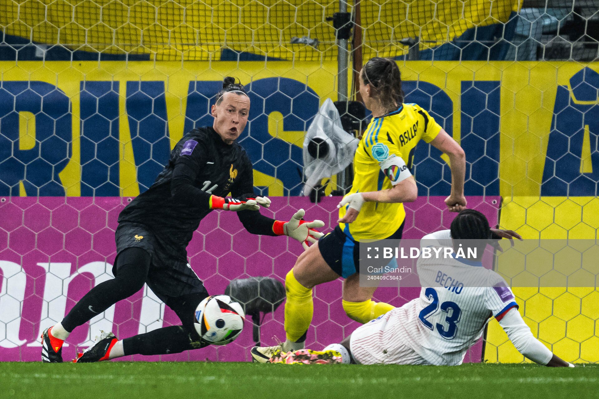 Gpoalkeeper Pauline Peyraud-Magnin of France and Kosovare