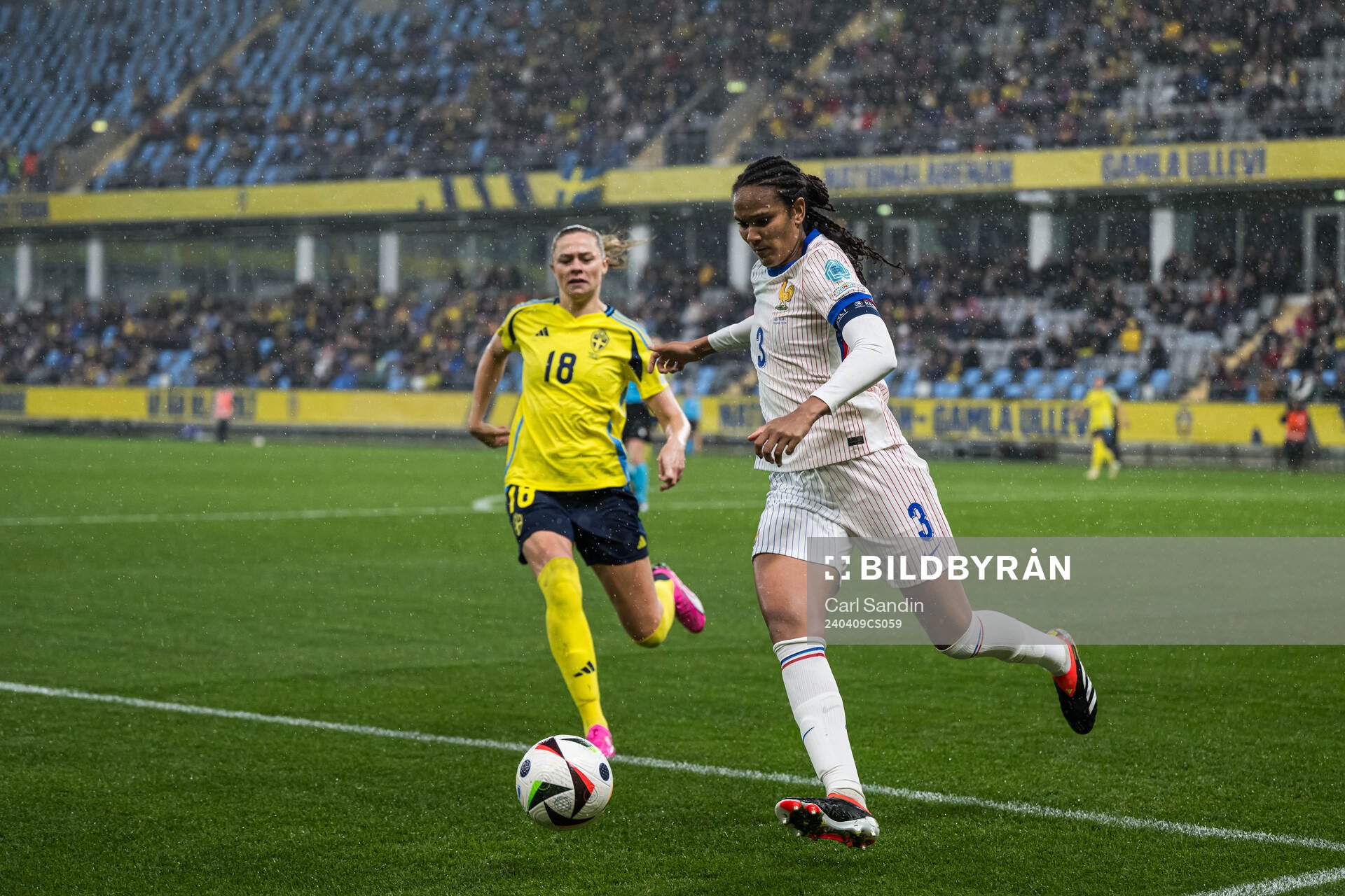 Fridolina Rolfö of Sweden and Wendie Renard of France