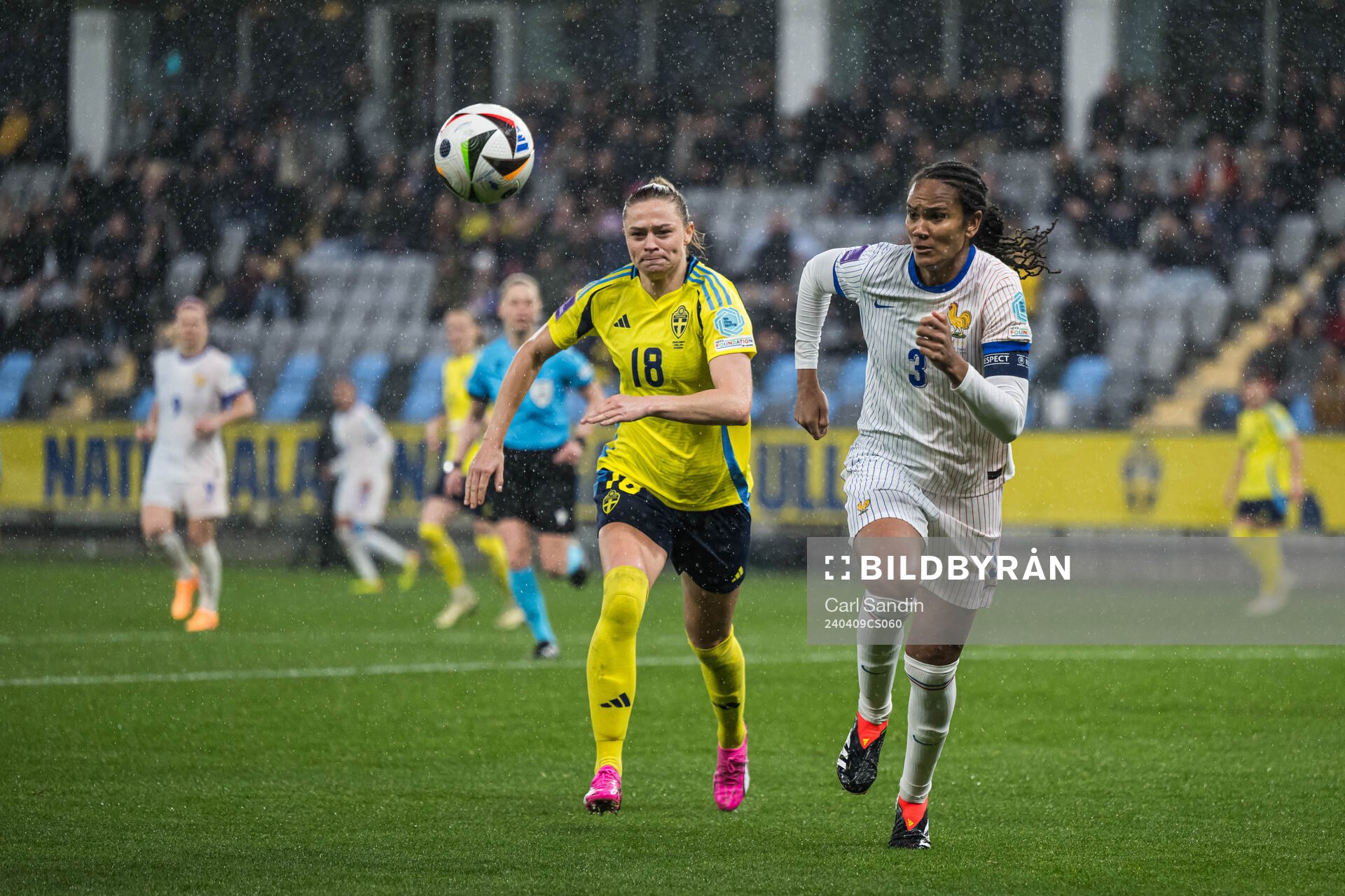 Fridolina Rolfö of Sweden and Wendie Renard of France