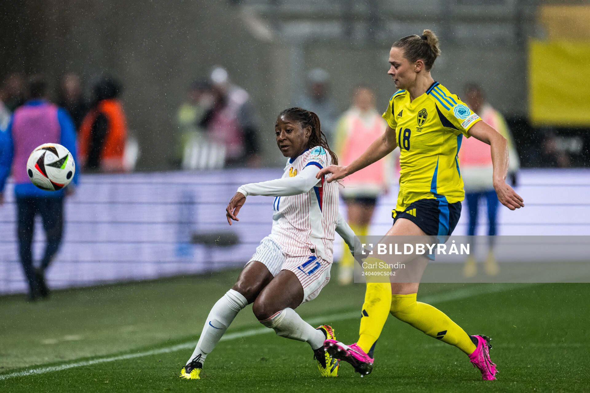 Kadidiatou Diani of France and Fridolina Rolfö of Sweden