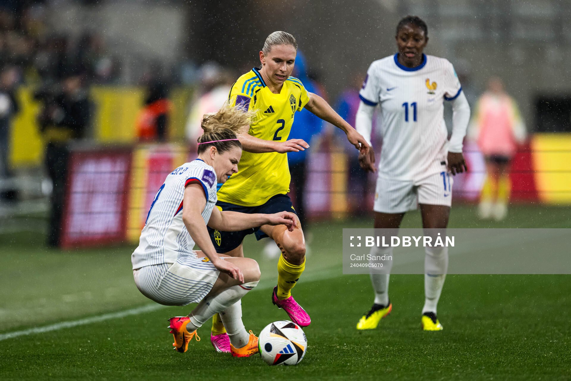 Eugénie Le Sommer of France and Jonna Andersson of Sweden