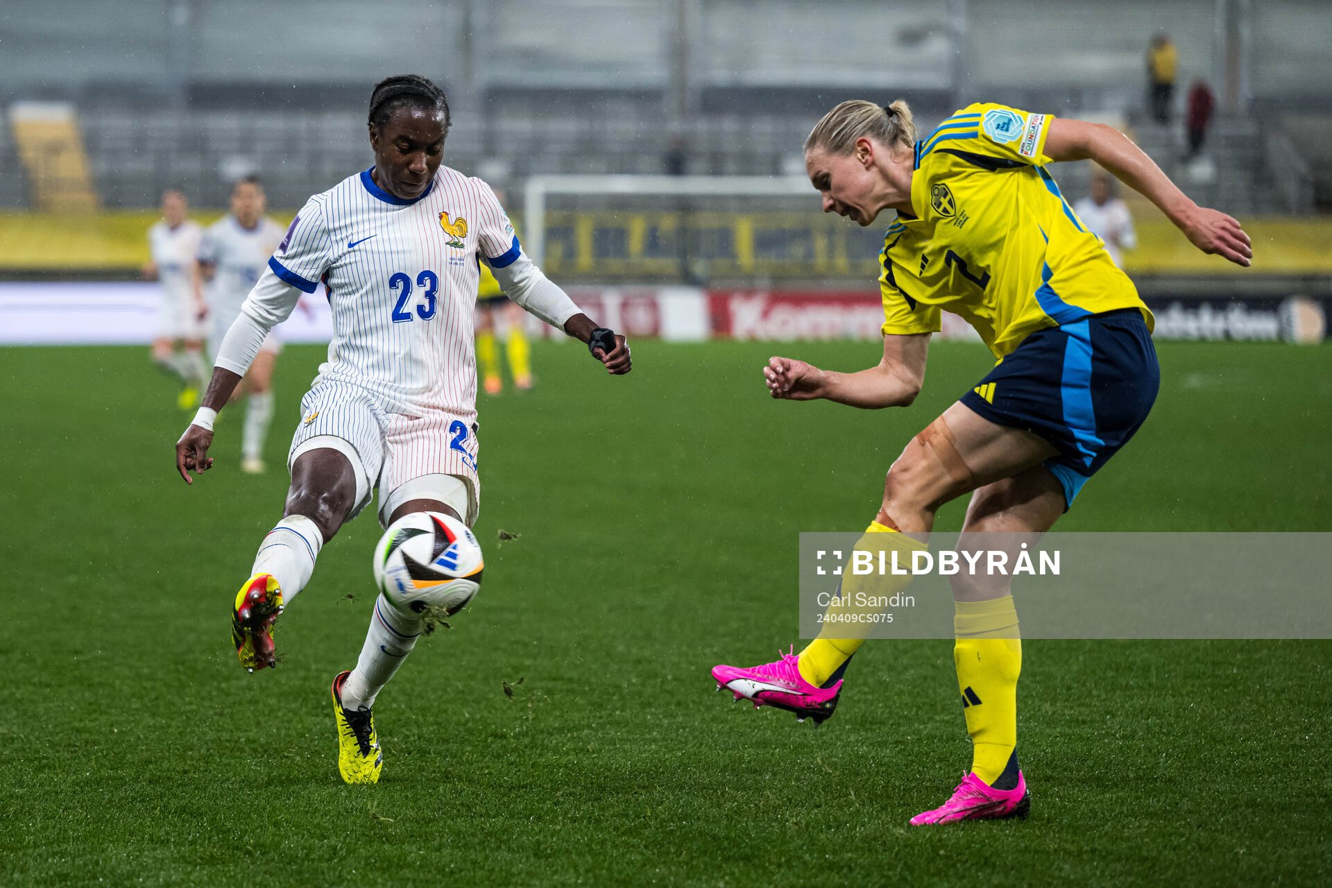 Vicki Becho of France and Jonna Andersson of Sweden