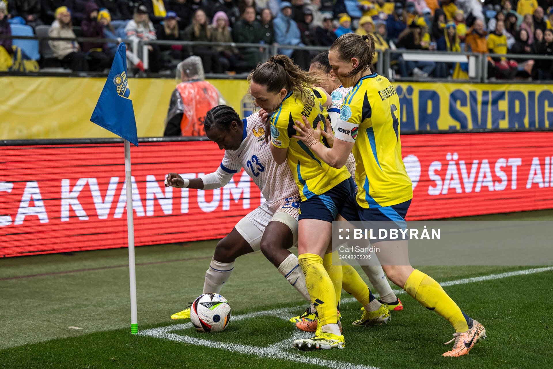 Vicki Becho of France and Elin Rubensson of Sweden