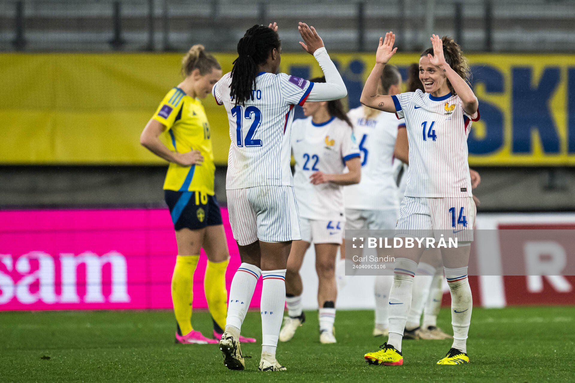 Marie-Antoinette Katoto and Sandie Toletti celebrate