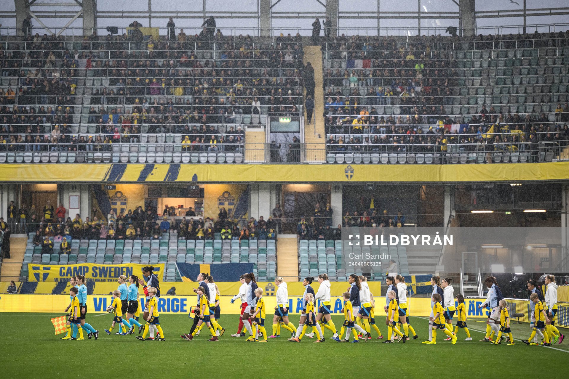 The players enter the pitch