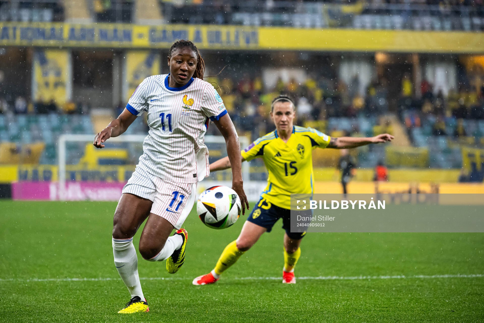 Kadidiatou Diani of France and Julia Zigiotti Olme of Sweden