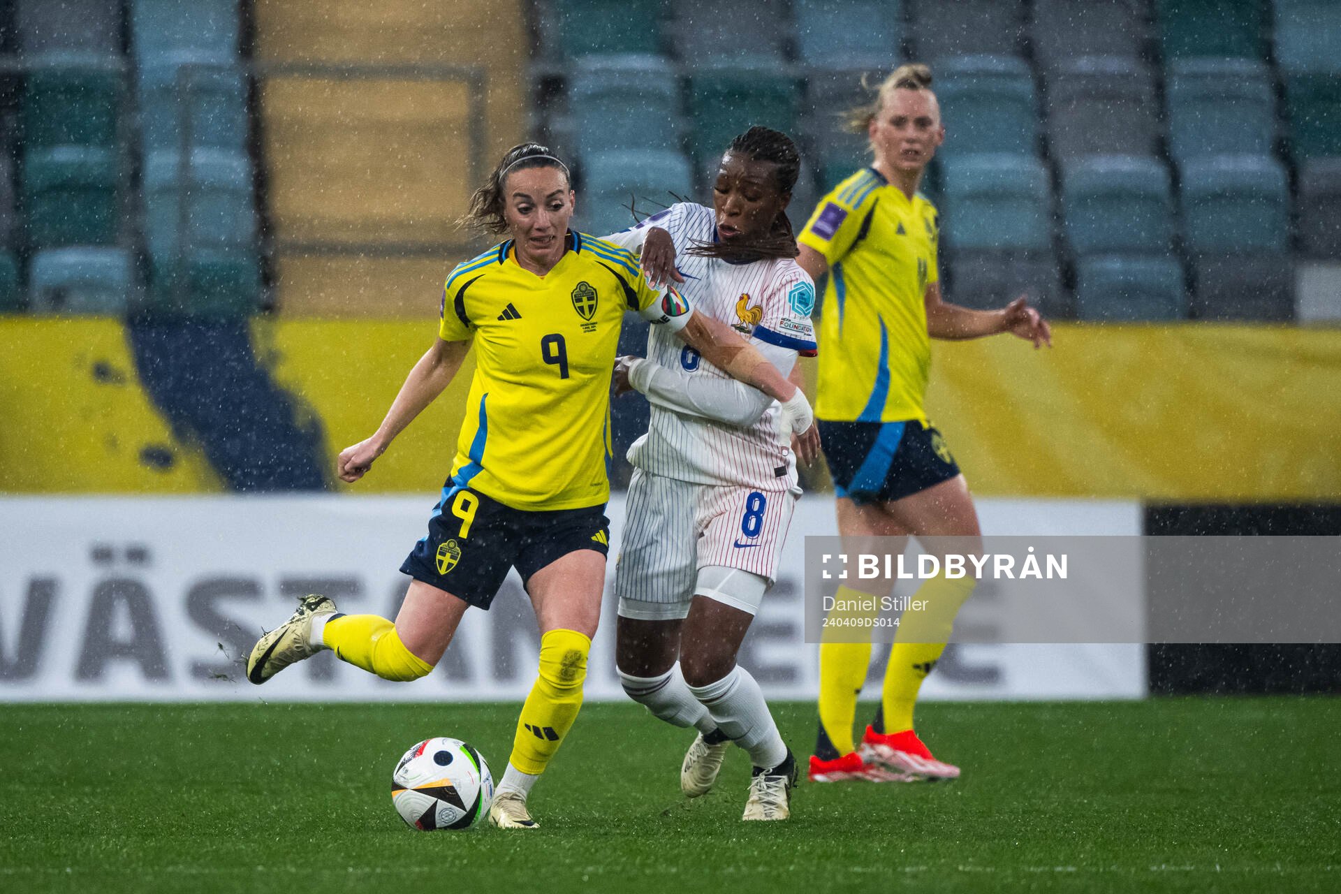 Kosovare Asllani of Sweden and Grace Geyoro of France