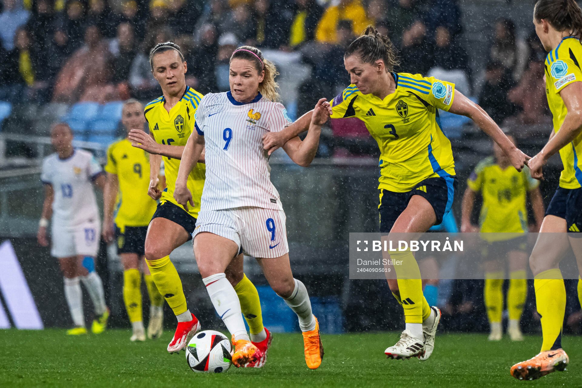 Eugénie Le Sommer of France and Linda Sembrant of Sweden