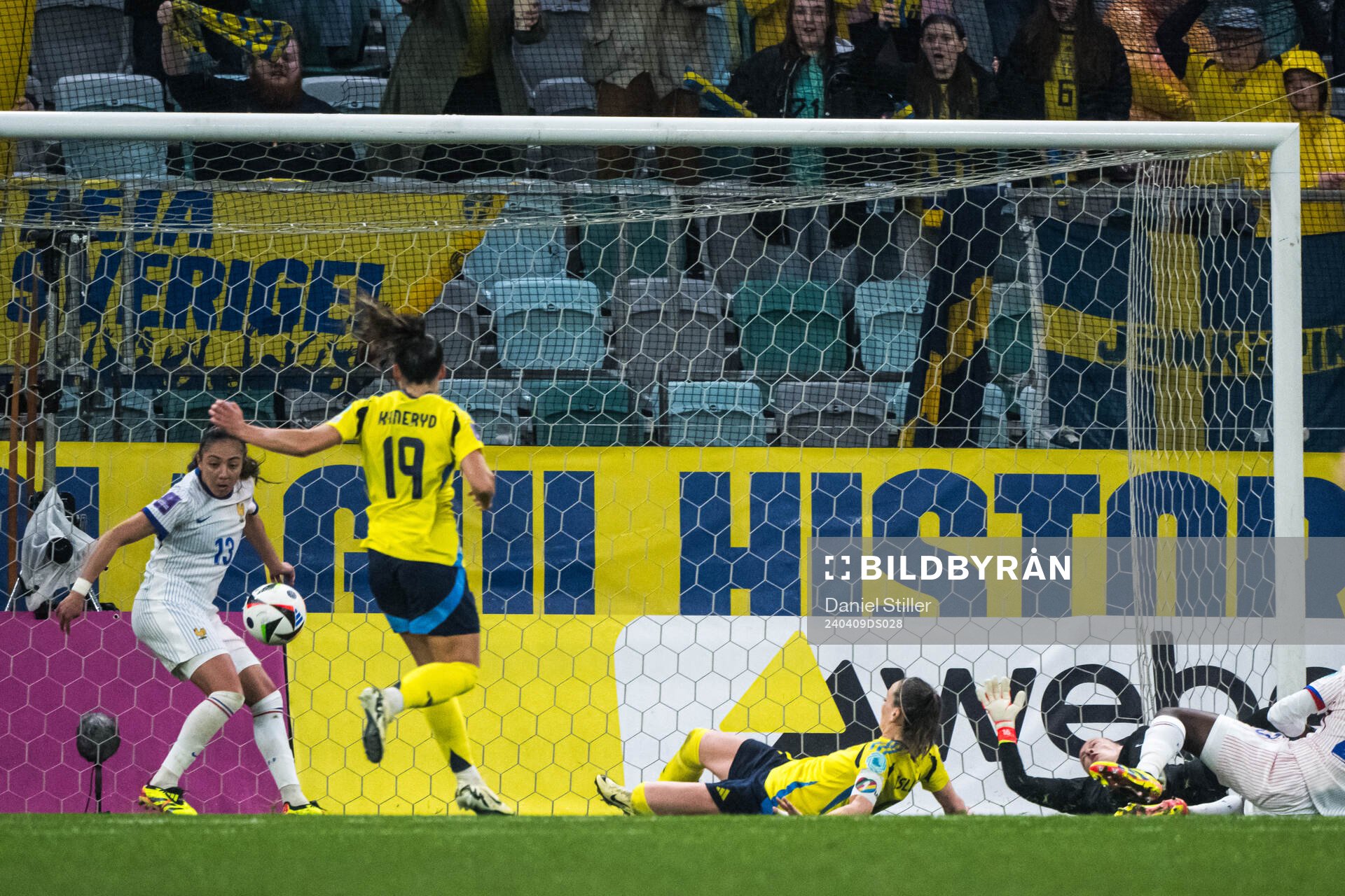 Johanna Rytting Kaneryd and Kosovare Asllani of Sweden
