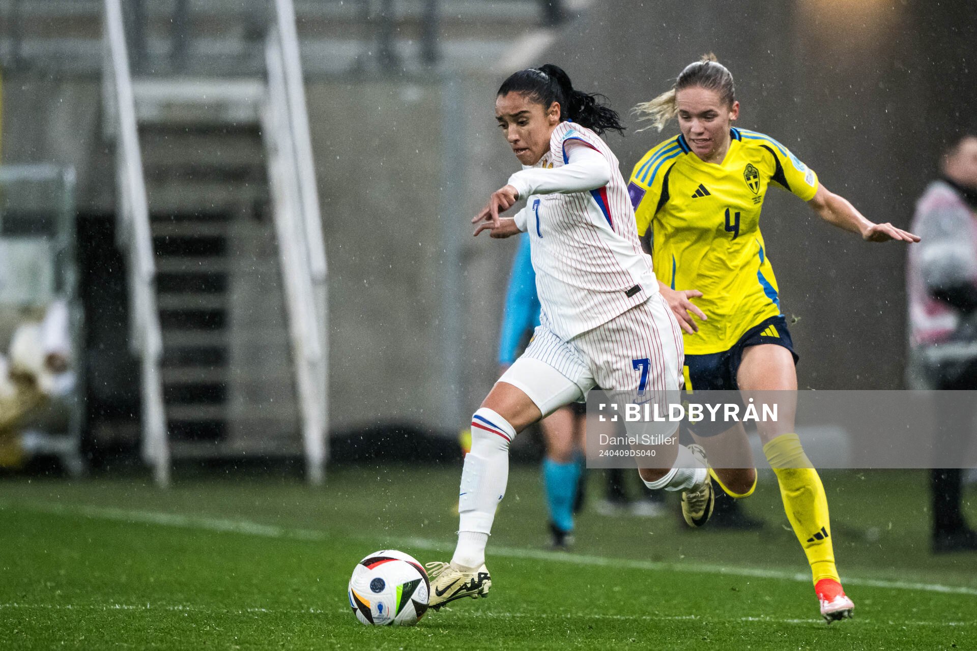Sakina Karchaoui of France and Hanna Lundkvist of Sweden during the UEFA Women's Euro Qualifier football match between Sweden and France on April 9, 2024 in Gothenburg.