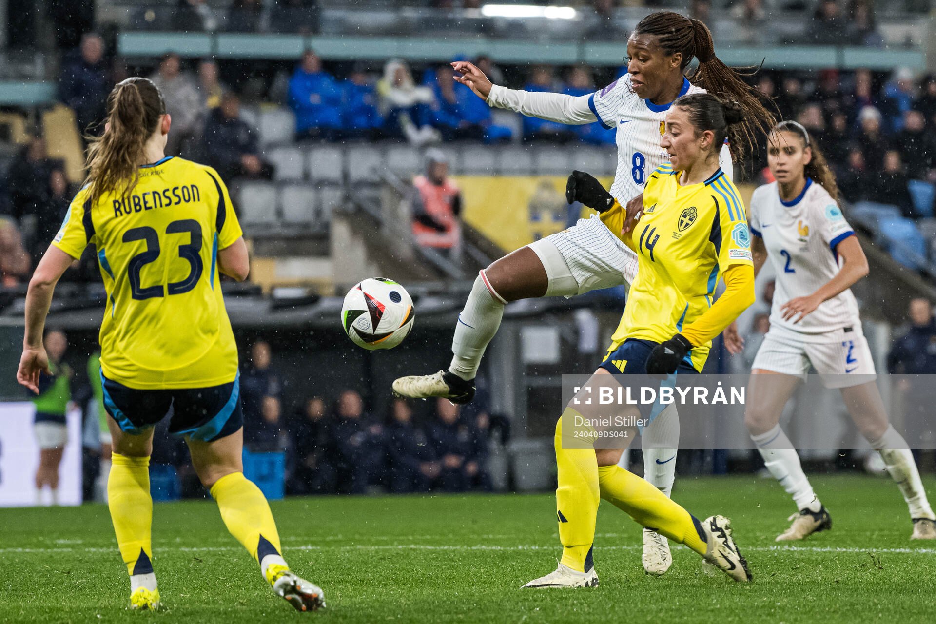 Grace Geyoro of France and Rusul Rosa Kafaji of Sweden