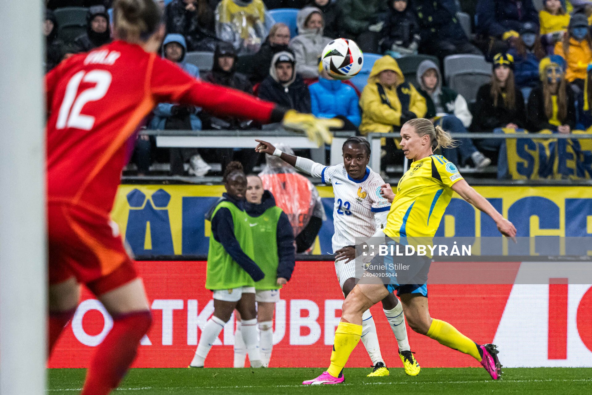 Vicki Becho of France and Jonna Andersson of Sweden