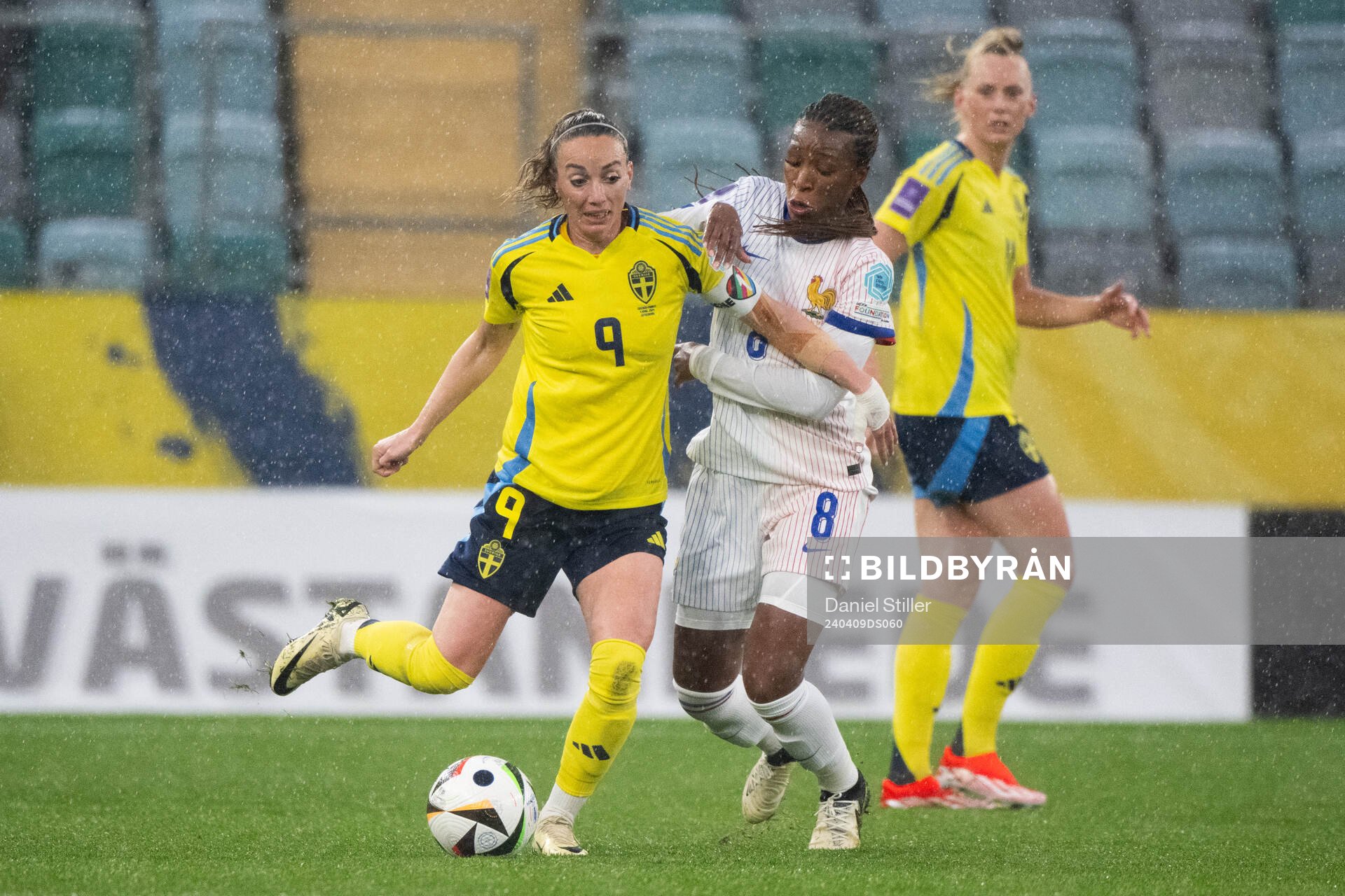 Kosovare Asllani of Sweden and Grace Geyoro of France