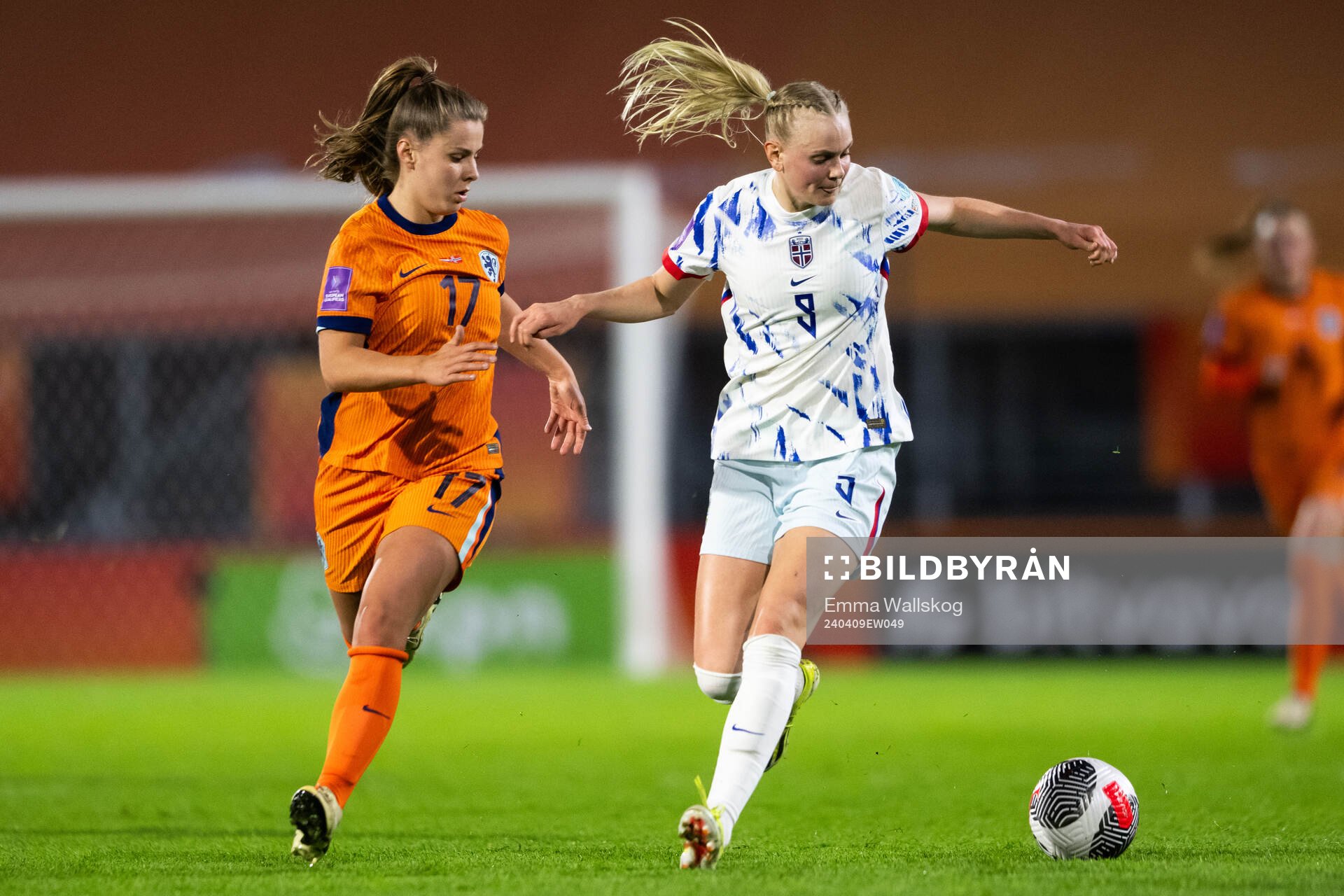Victoria Pelova of Netherlands and Karina Sævik  of Norway