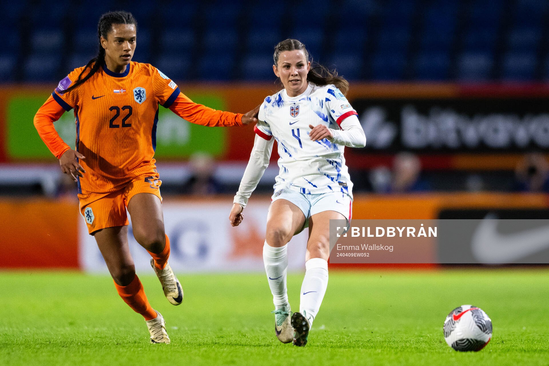 Esmee Brugts of Netherlands and Tuva Hansen  of Norway
