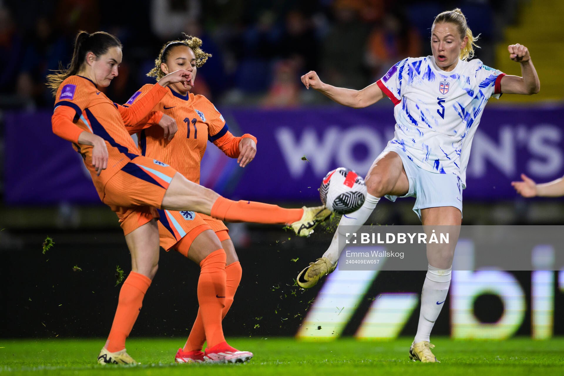 Caitlin Dijkstra of Netherlands and Guro Bergsvand of Norway during the UEFA Women's Euro Qualifier football match between Netherlands and Norway on April 9, 2024 in Breda. 
