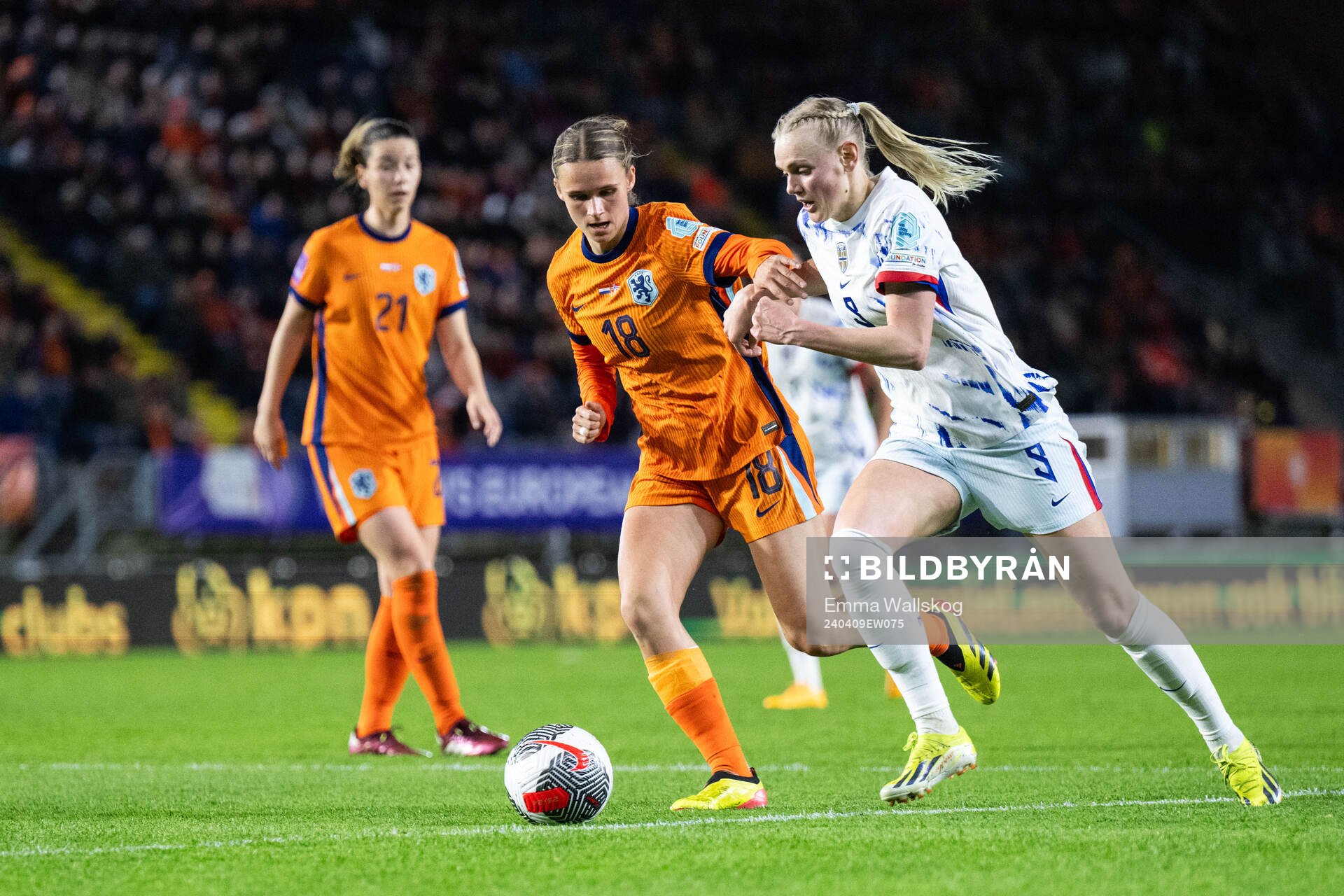 Kerstin Casparij of Netherlands and Karina Sævik of Norway during the UEFA Women's Euro Qualifier football match between Netherlands and Norway on April 9, 2024 in Breda.