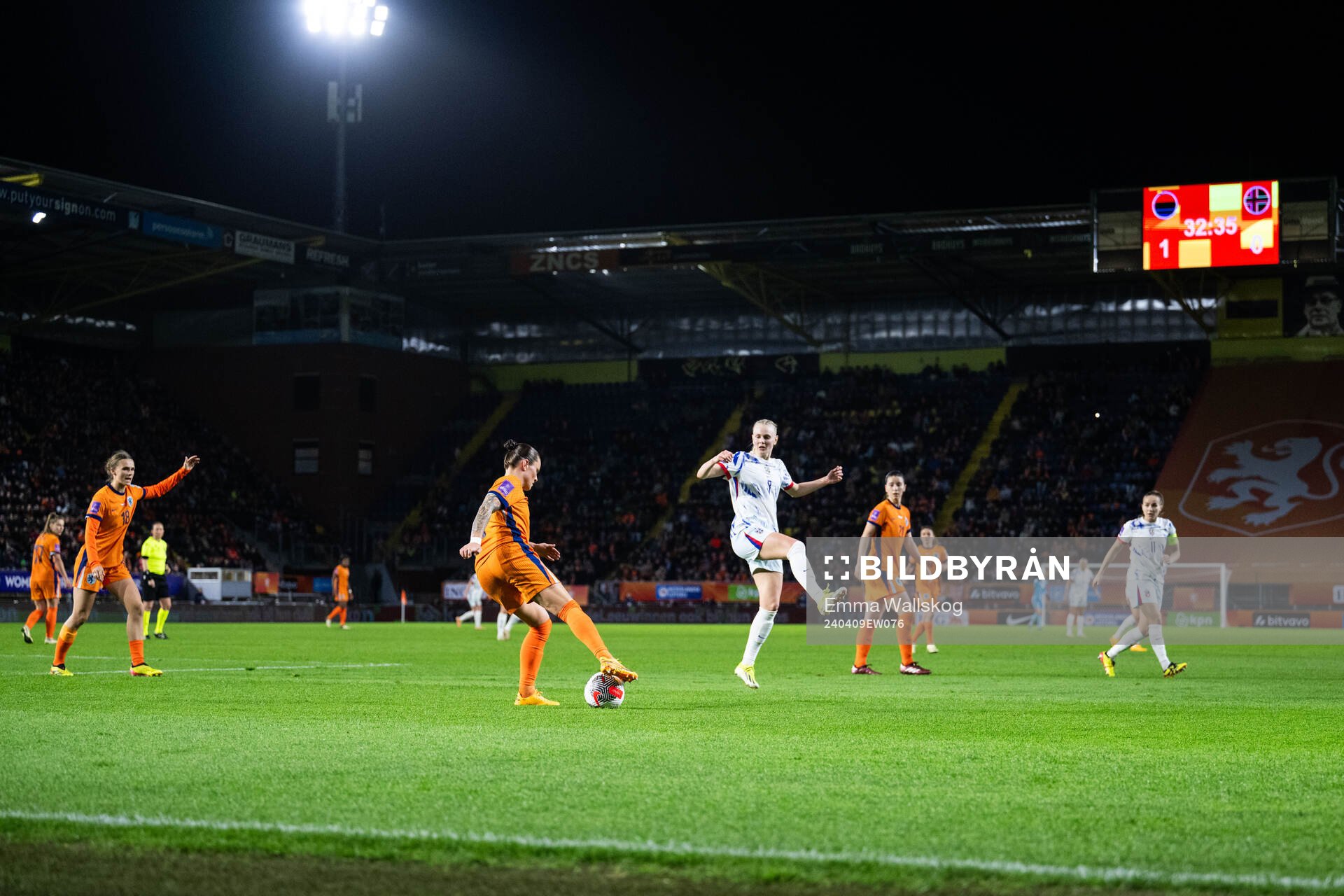 Sherida Spitse of Netherlands and Karina Sævik of Norway during the UEFA Women's Euro Qualifier football match between Netherlands and Norway on April 9, 2024 in Breda.