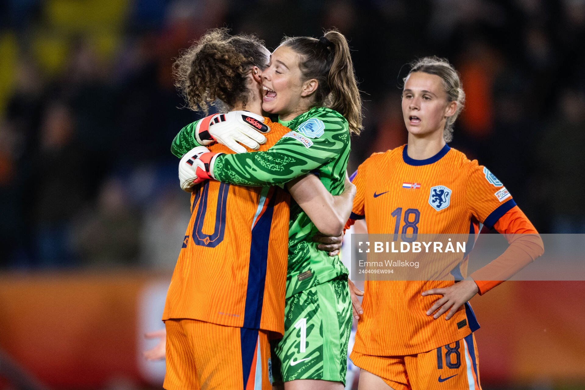 Dominique Janssen and goalkeeper Lize Kop of Netherlands
