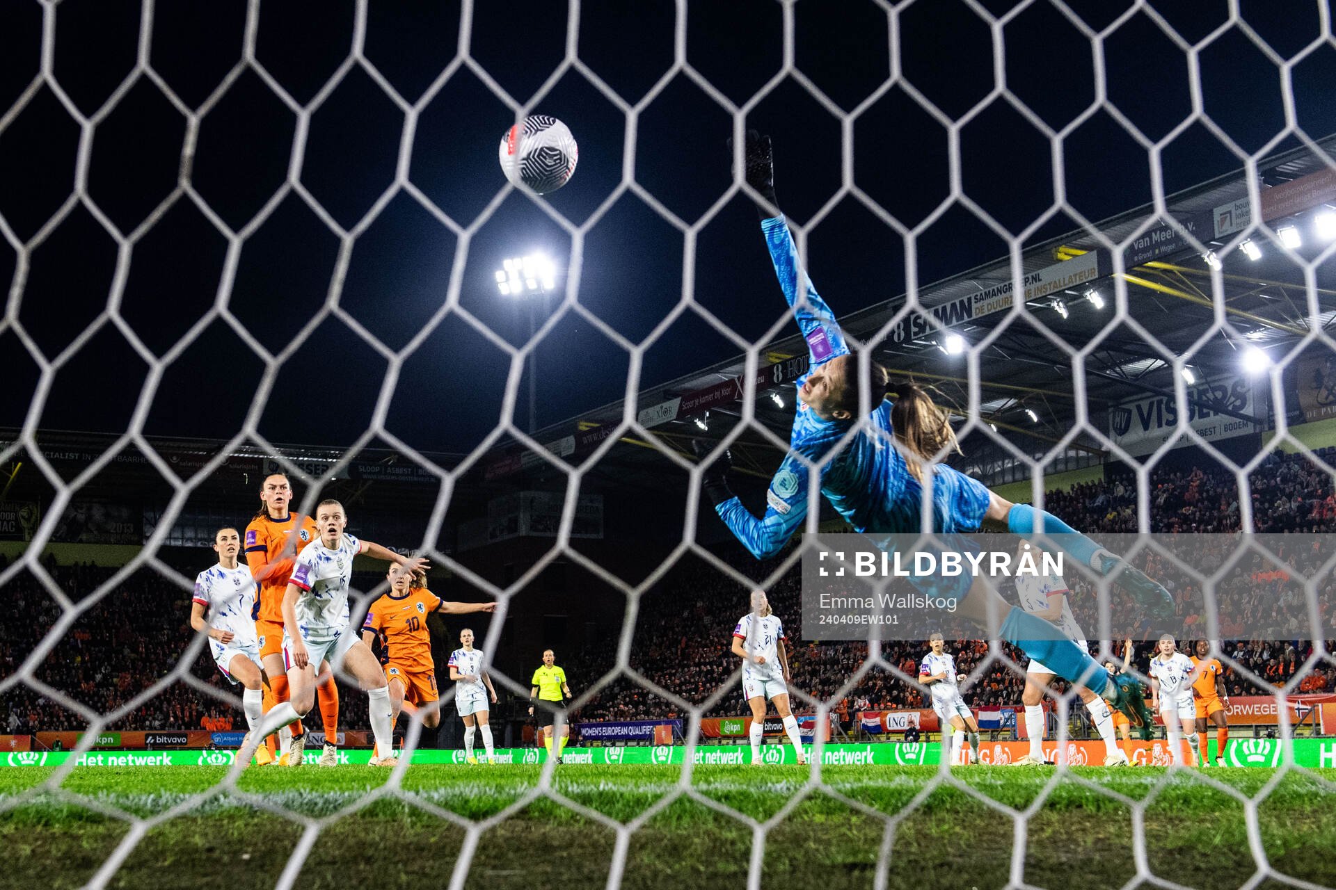 Lineth Beerensteyn of Netherlands scores 1-0 behind Justine