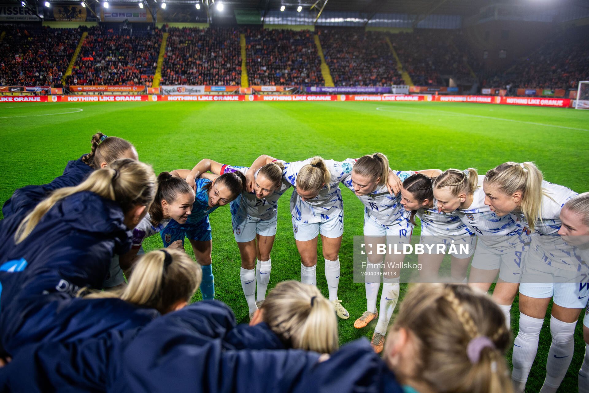 Guro Reiten of Norway with team mates