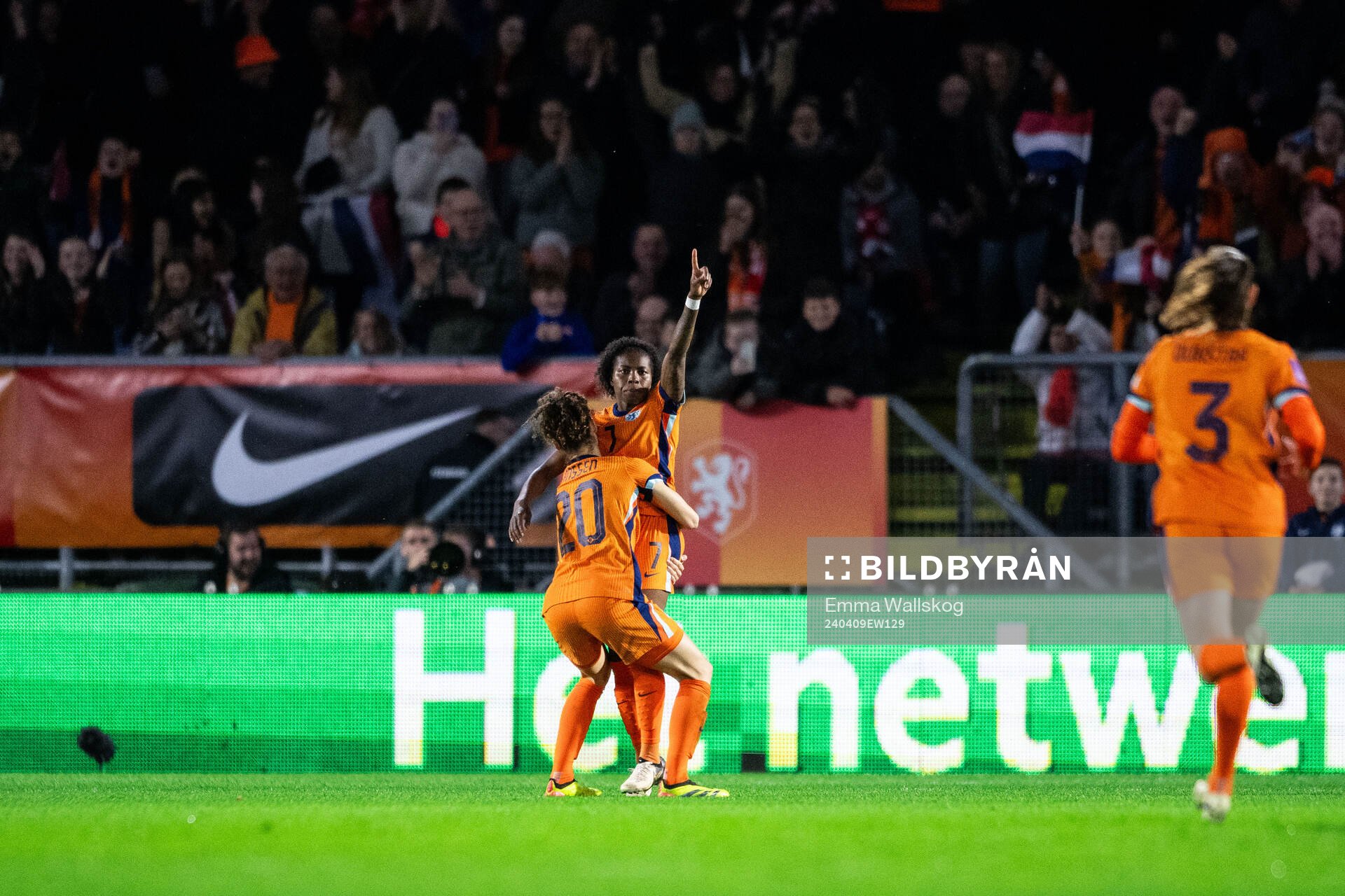 Lineth Beerensteyn of Netherlands celebrates with Dominique