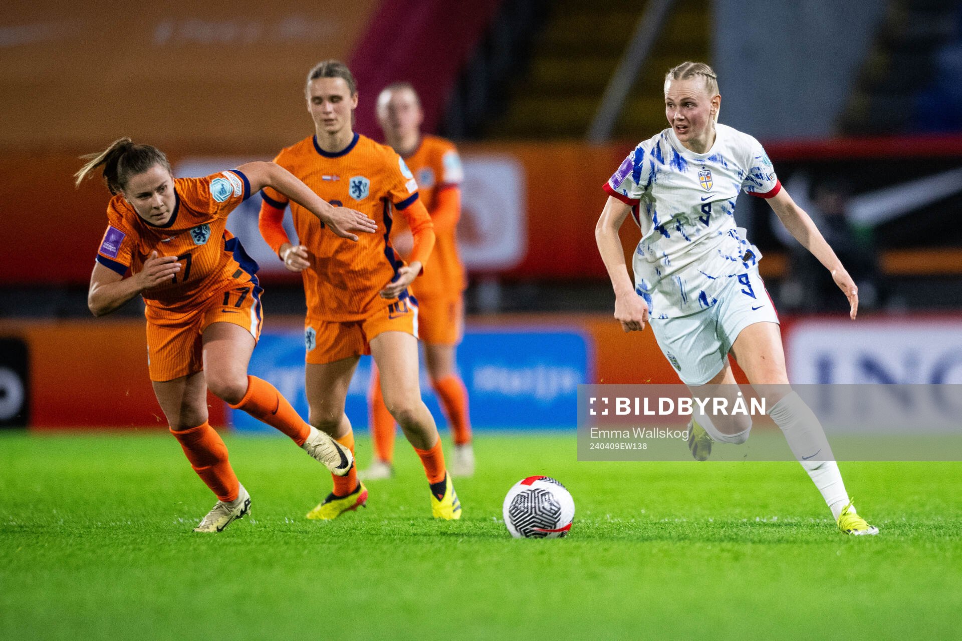 Victoria Pelova of Netherlands and Karina Sævik  of Norway