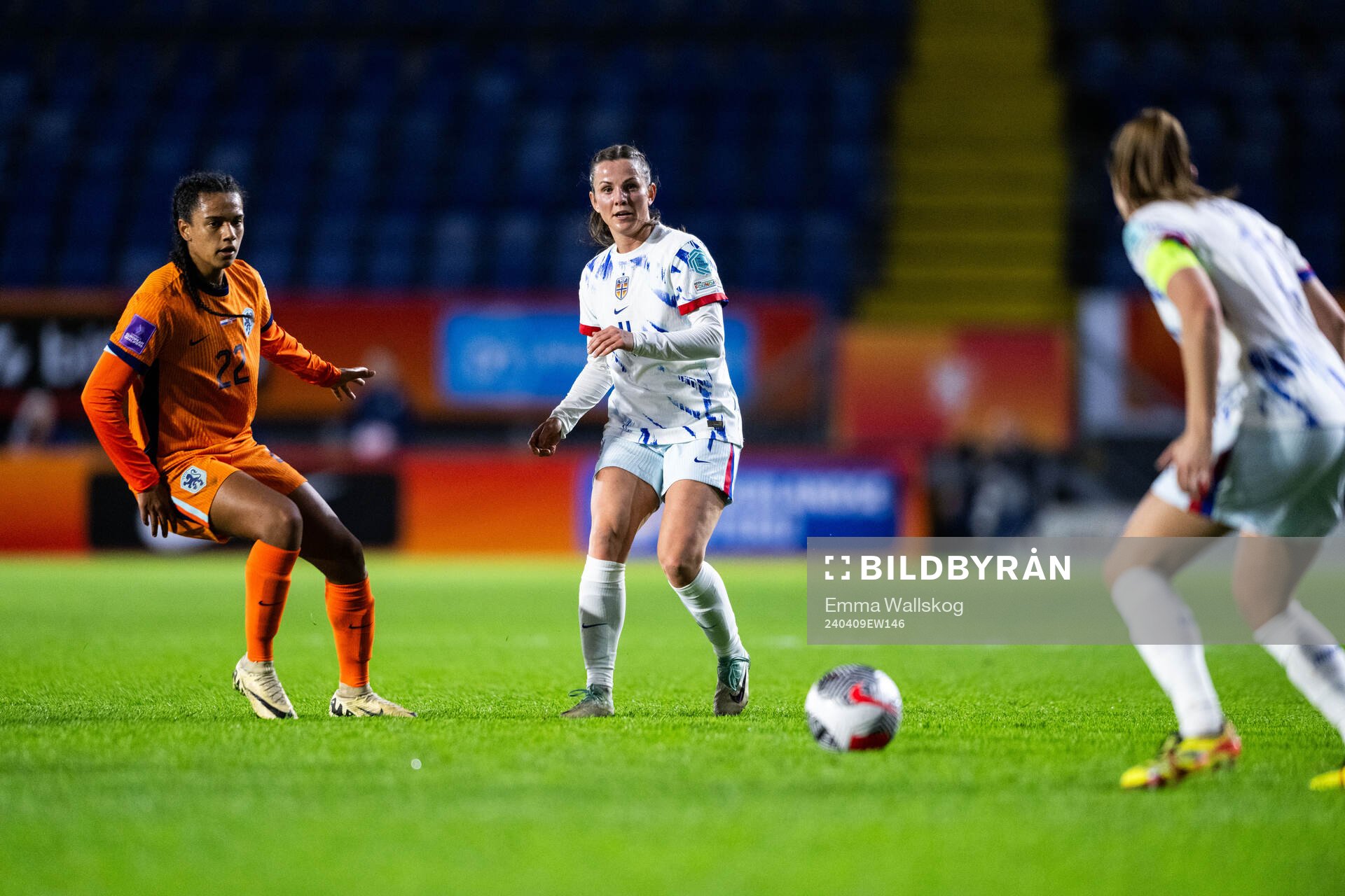 Esmee Brugts of Netherlands and Tuva Hansen of Norway