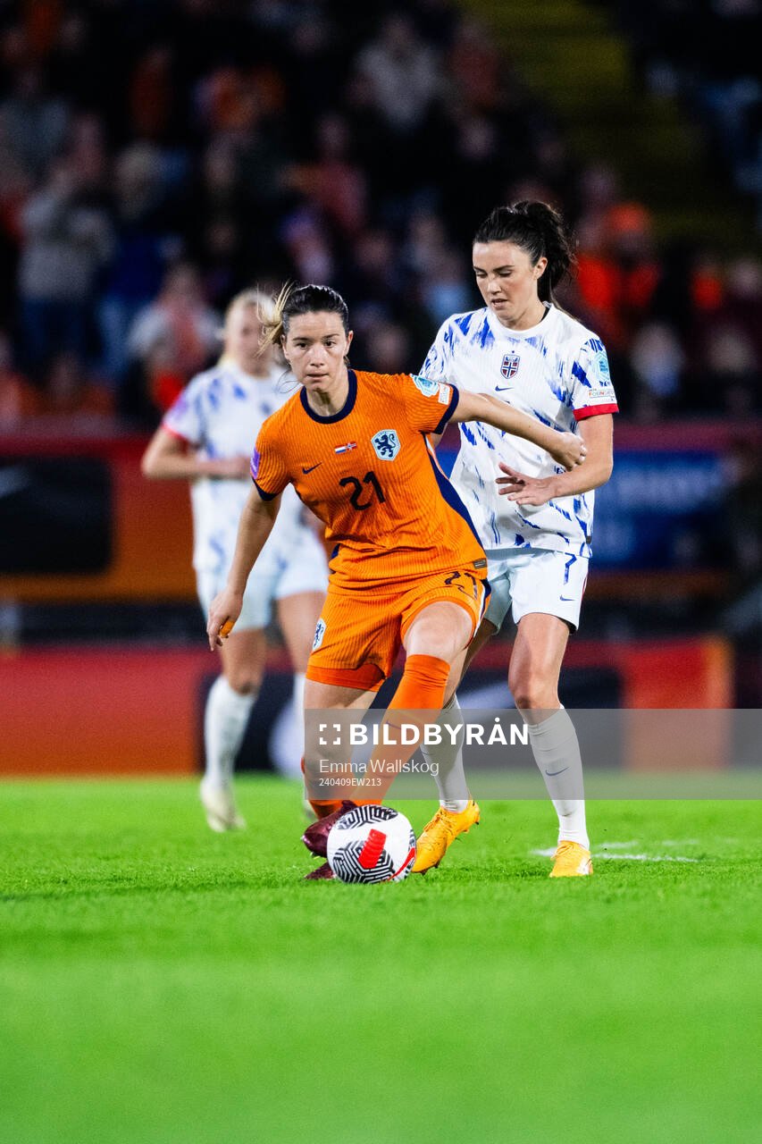 Damaris Egurrola of Netherlands and Ingrid Syrstad Engen of