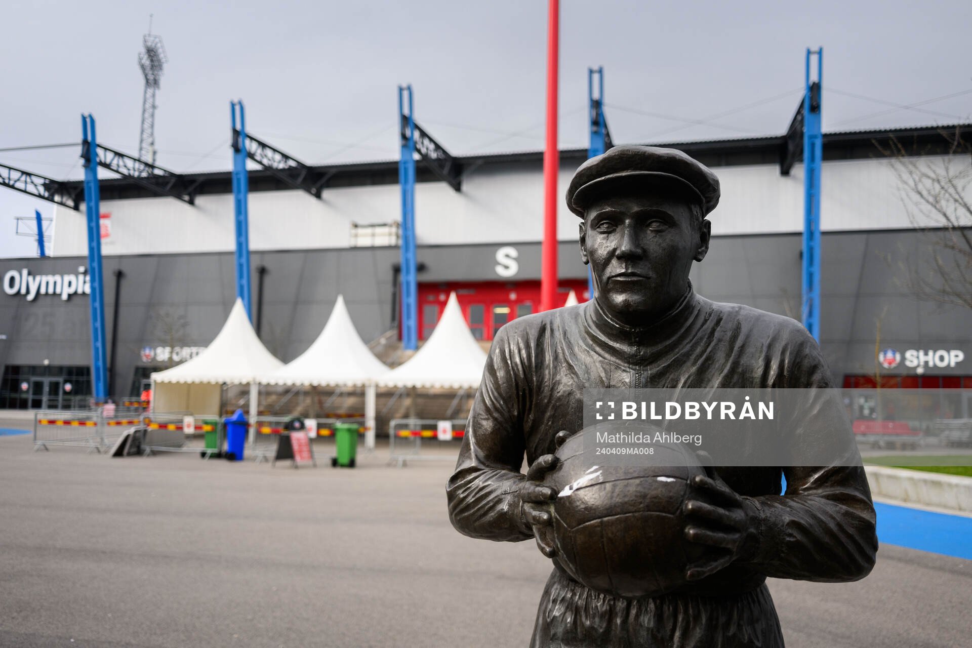 Exteriör av Olympia med staty av Kalle ”Rio-Kalle