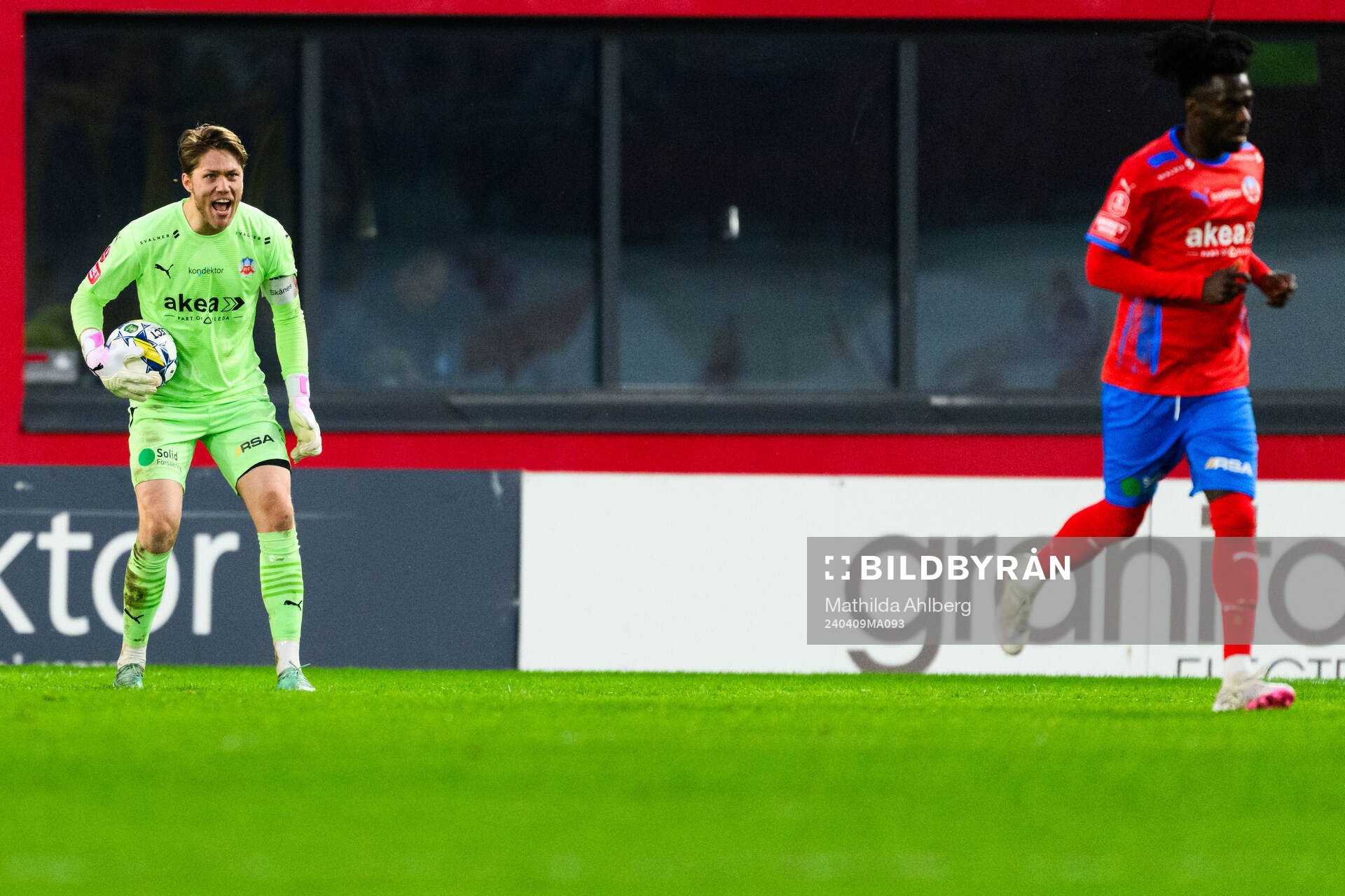 Helsingborgs målvakt Kalle Joelsson och Benjamin Acquah