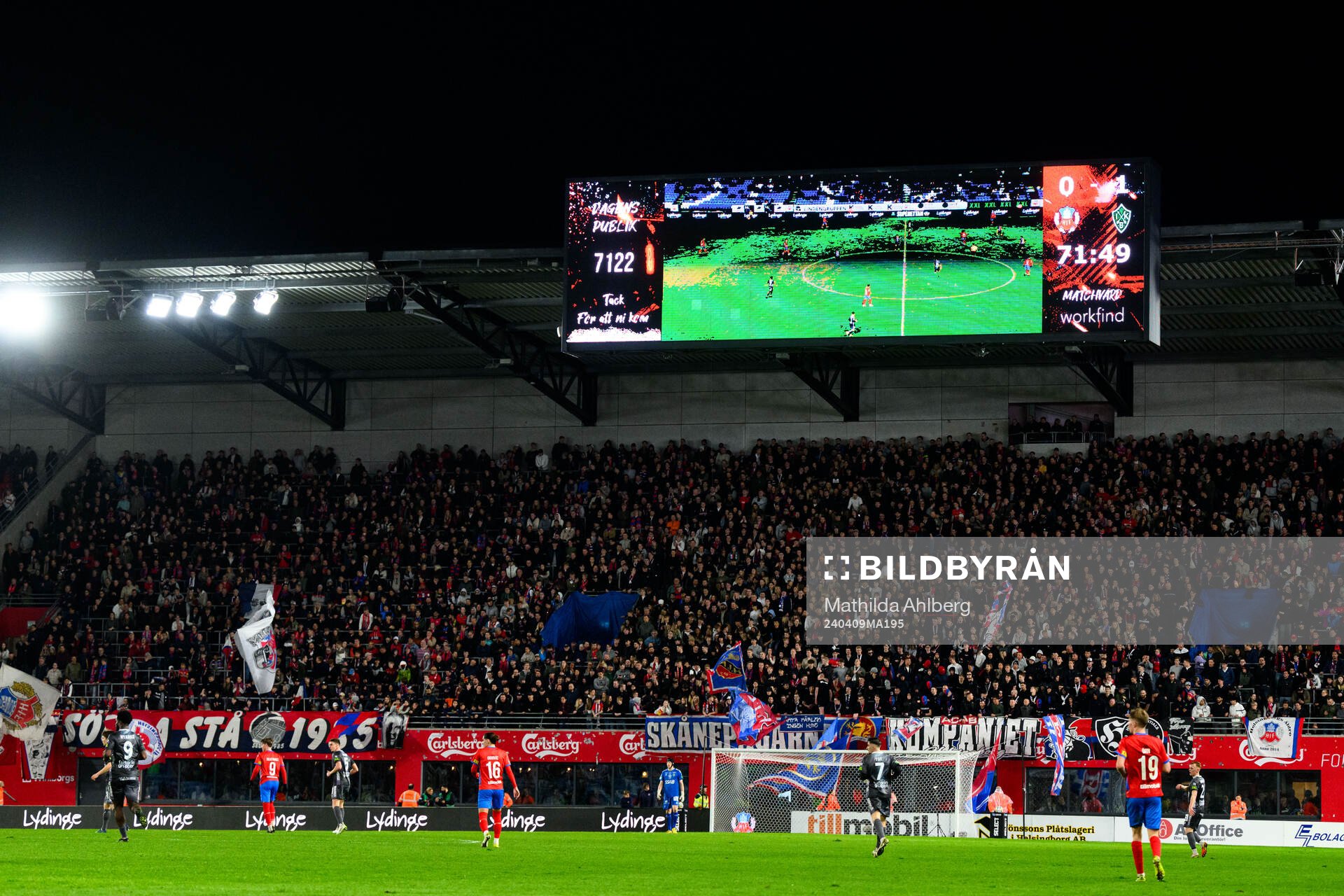 Publiksiffran 7122 visas på storbildsskärm under fotbollsmatchen i Superettan mellan Helsingborg och Brage den 9 april 2024 i Helsingborg.