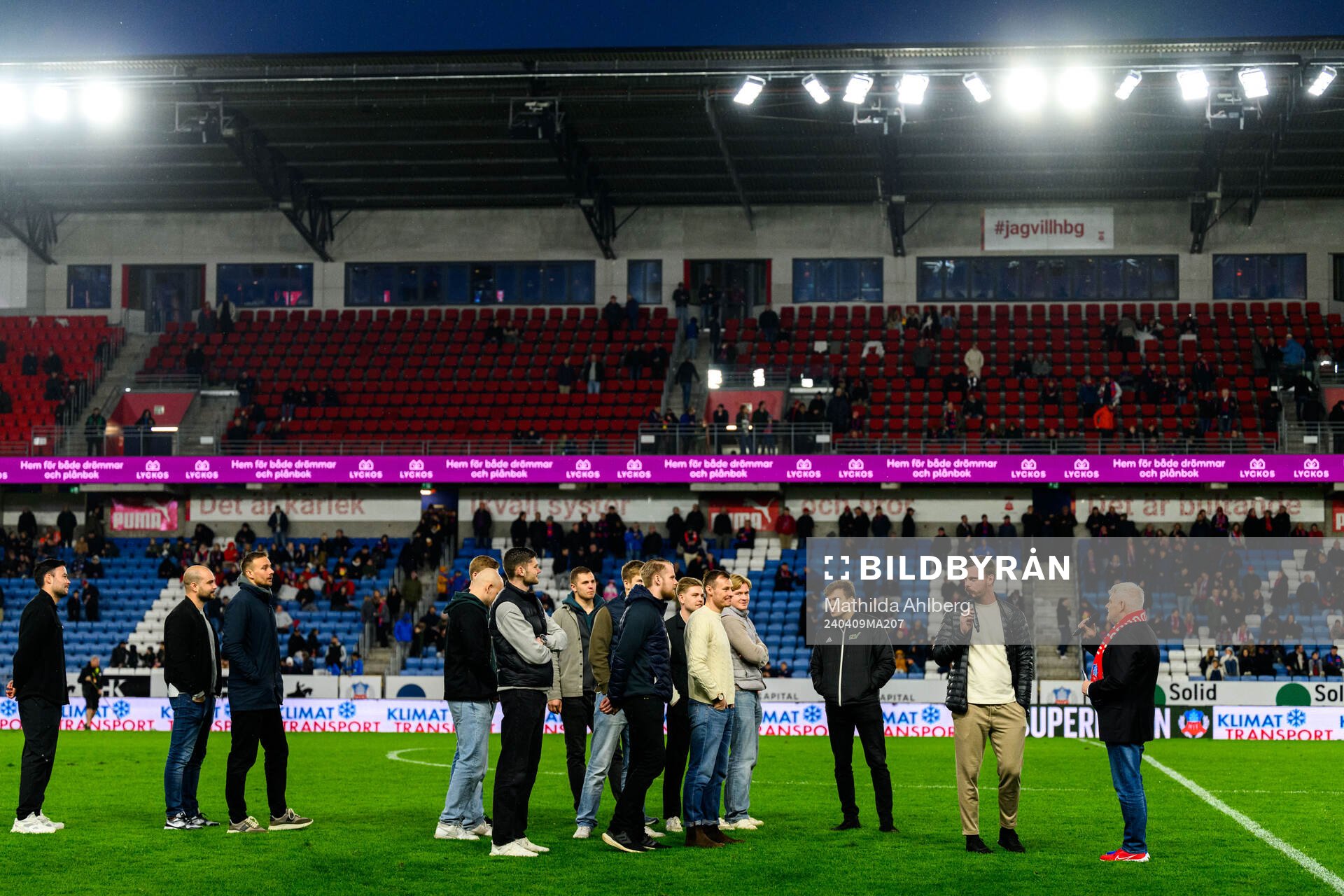 Handbollslaget OV Helsingborgs herrar hyllas på innerplan