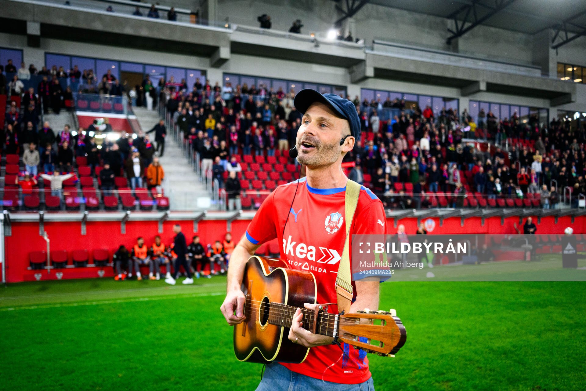 Björn Helgesson sjunger inmarschen På gator röda och blå