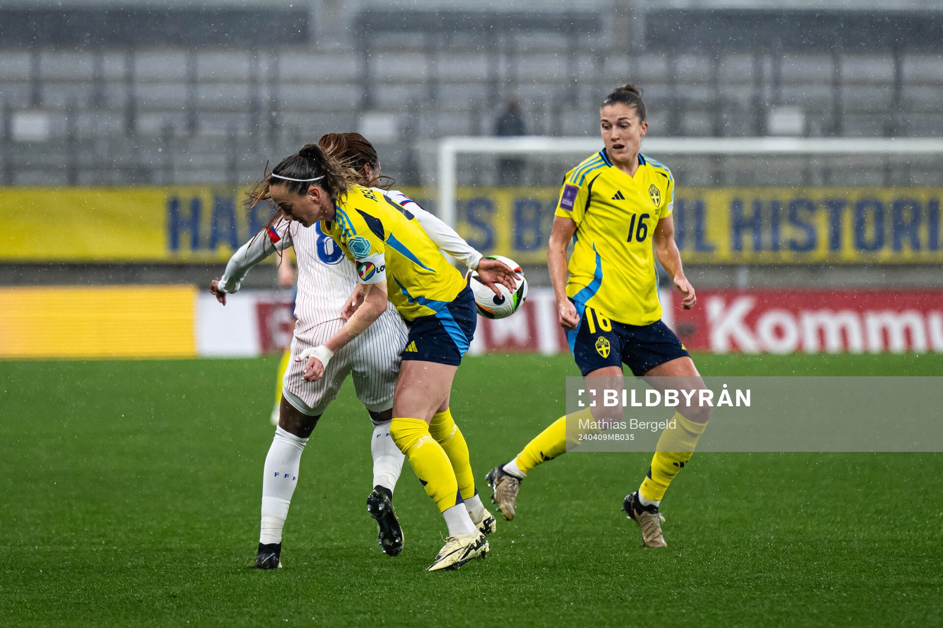 Grace Geyoro of France, Kosovare Asllani and Filippa Angeldahl of Sweden during the UEFA Women's Euro Qualifier football match between Sweden and France on April 9, 2024 in Gothenburg.