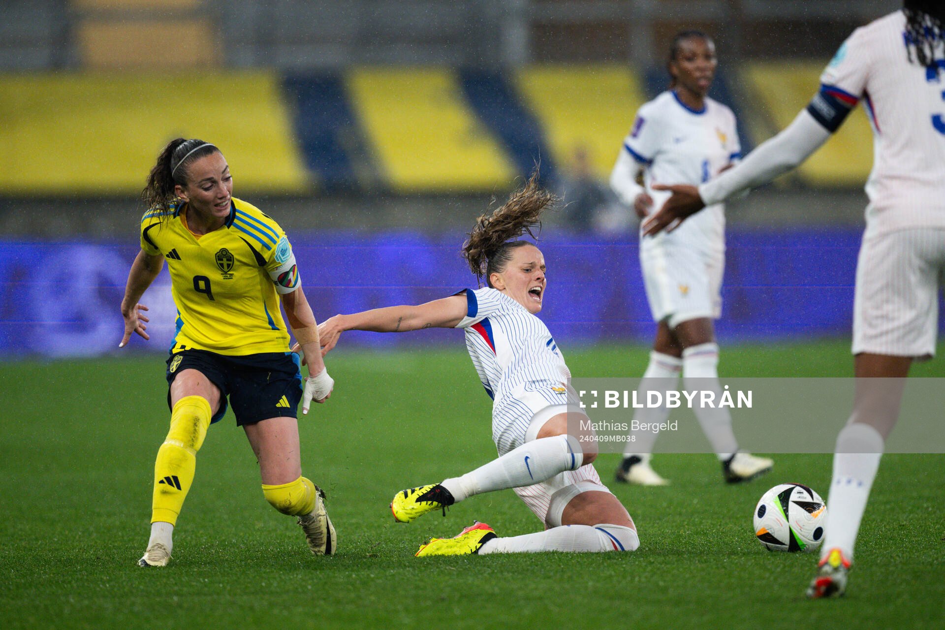 Kosovare Asllani of Sweden and Sandie Toletti of France during the UEFA Women's Euro Qualifier football match between Sweden and France on April 9, 2024 in Gothenburg. 