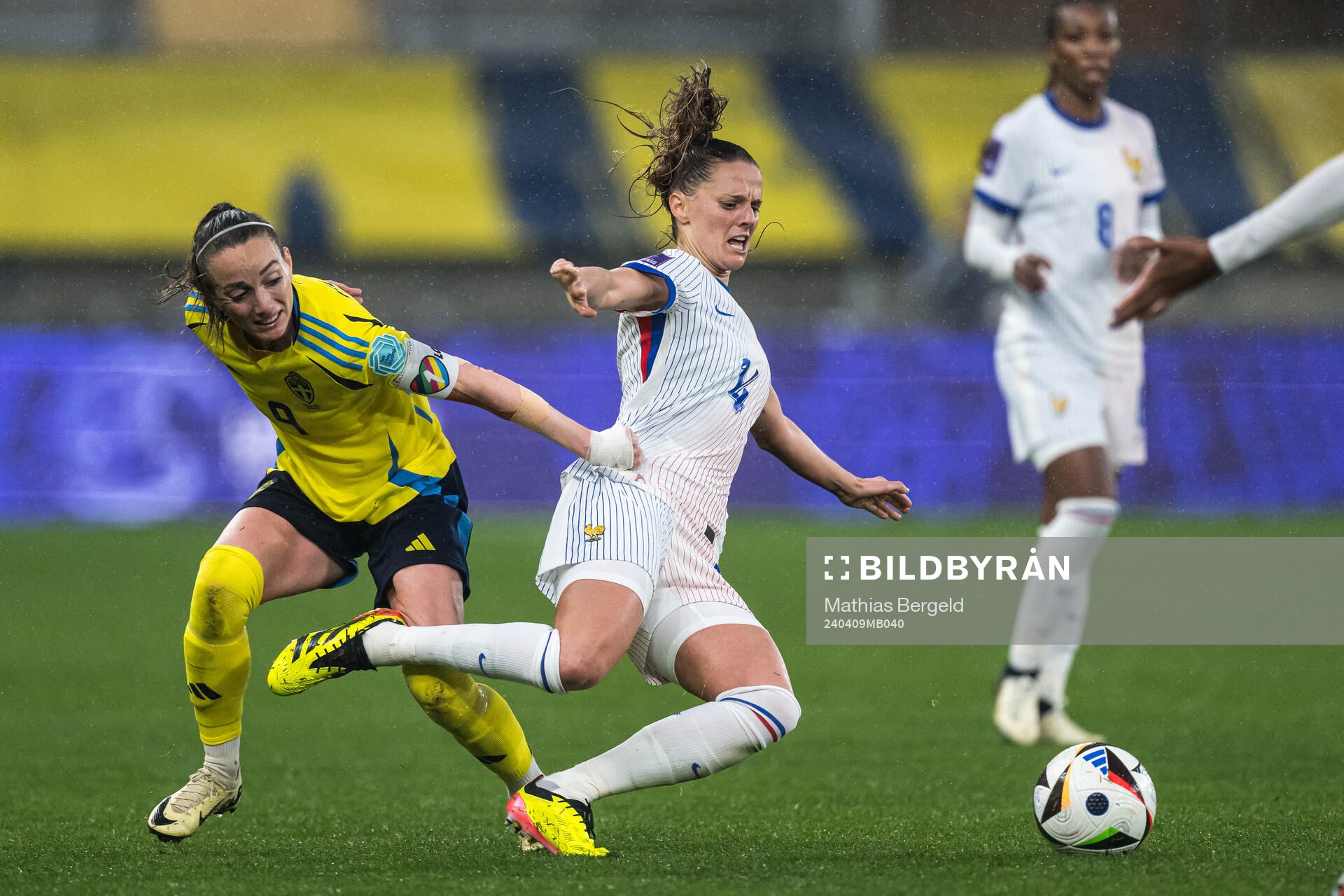 Kosovare Asllani of Sweden and Estelle Cascarino of France