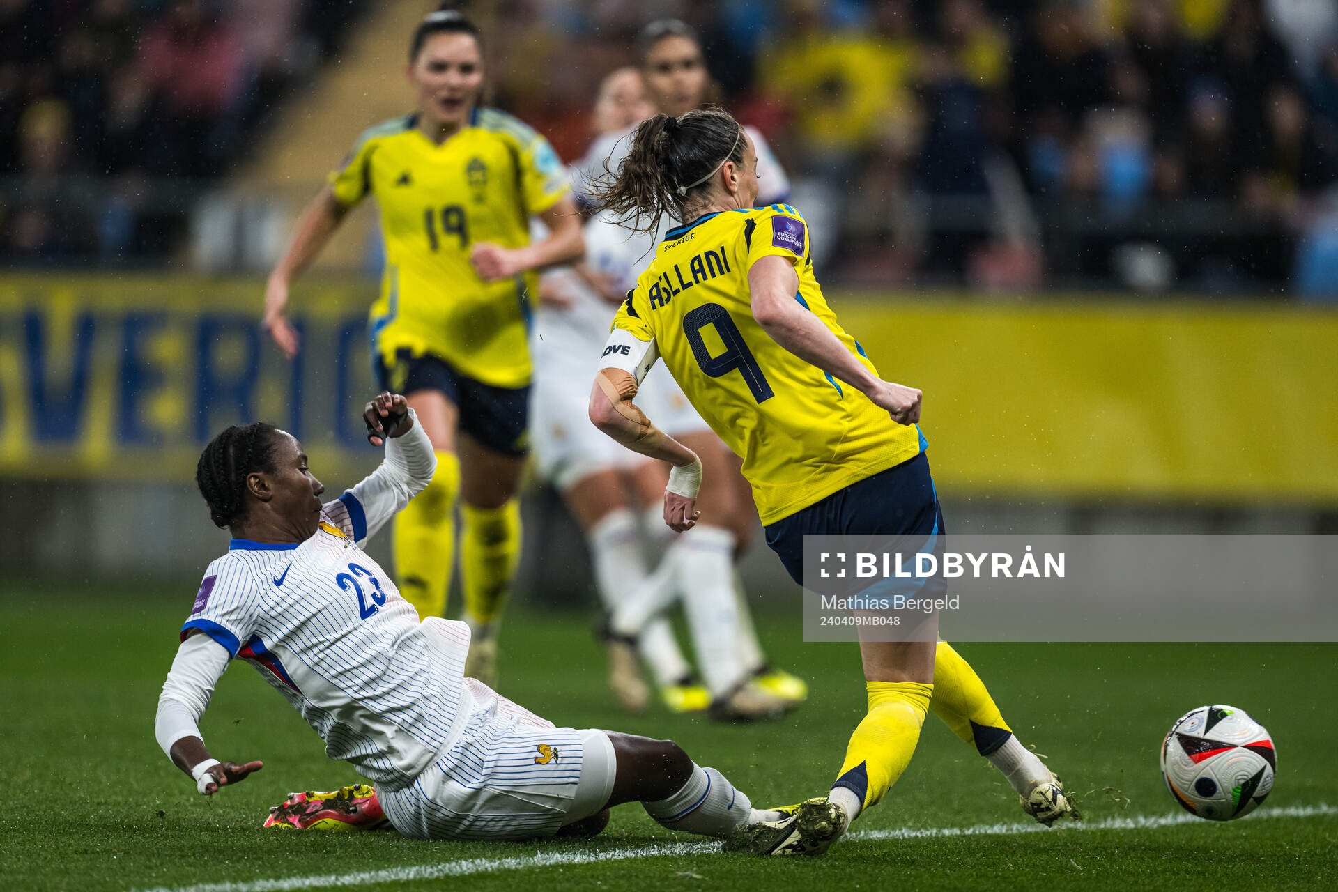 Vicki Becho of France and Kosovare Asllani of Sweden