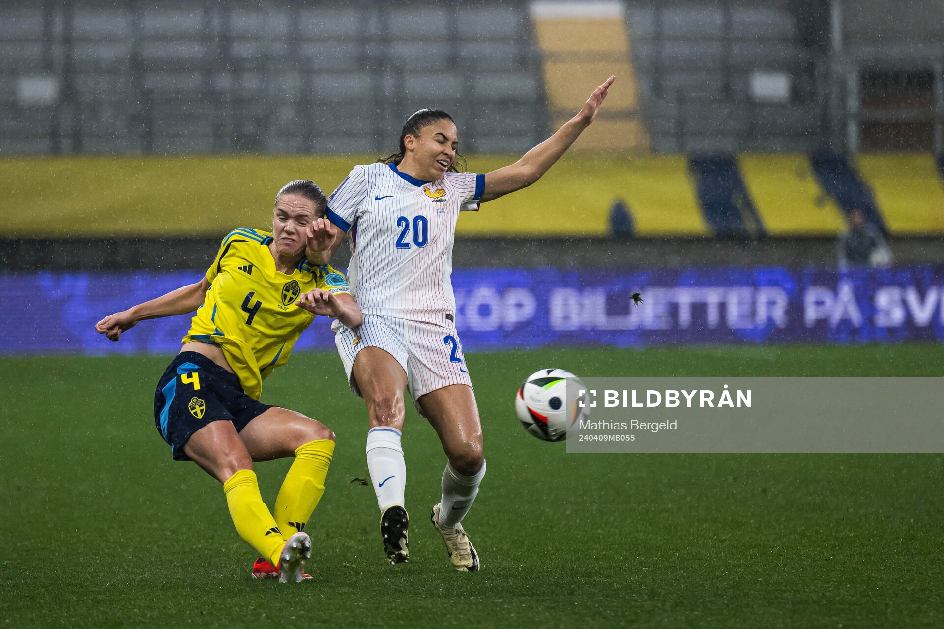 Hanna Lundkvist of Sweden and Delphine Cascarino of France