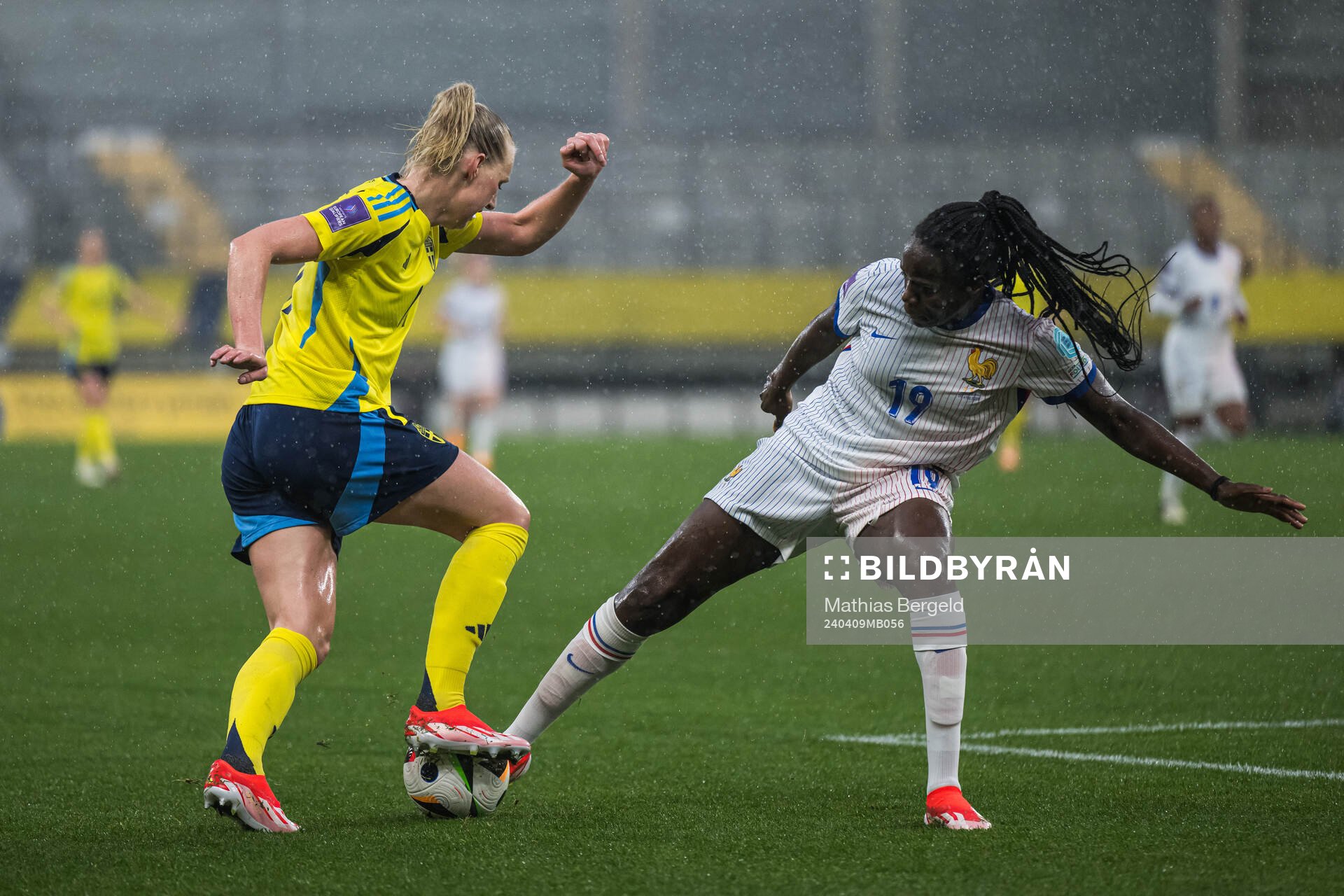 Stina Blackstenius of Sweden and Griedge Mbock Bathy of