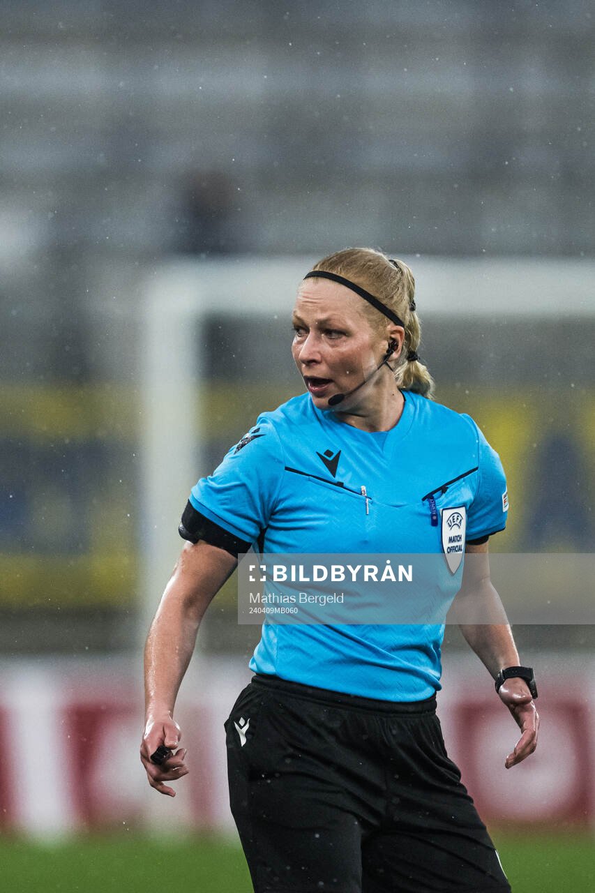 Referee Ewa Augustyn during the UEFA Women's Euro Qualifier football match between Sweden and France on April 9, 2024 in Gothenburg.