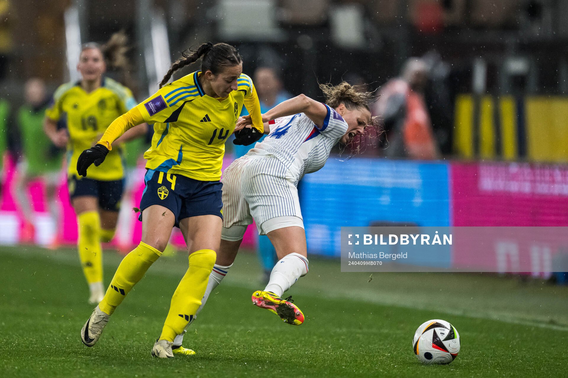 Rusul Rosa Kafaji of Sweden and Sandie Toletti of France