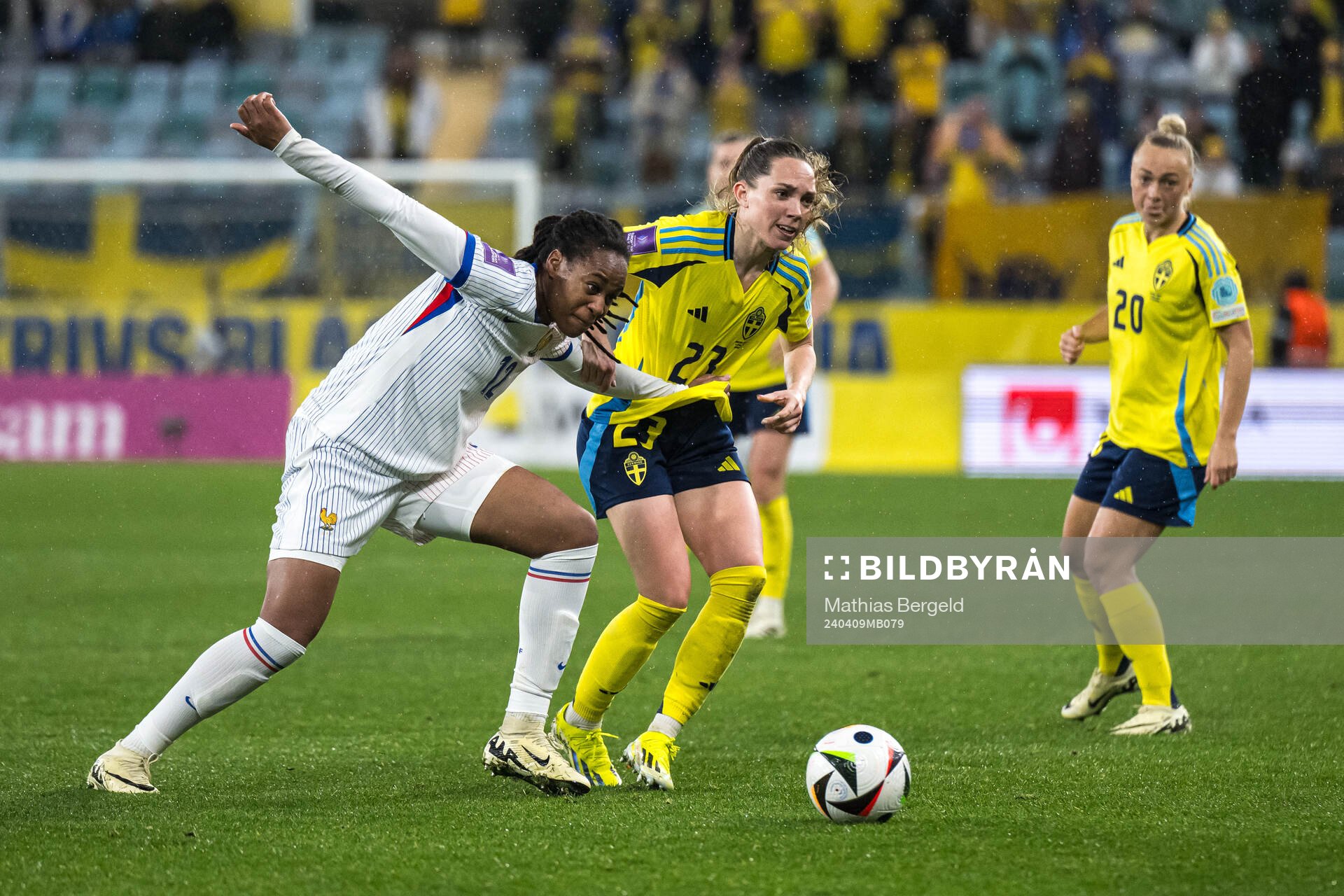 Marie-Antoinette Katoto of France and Elin Rubensson of