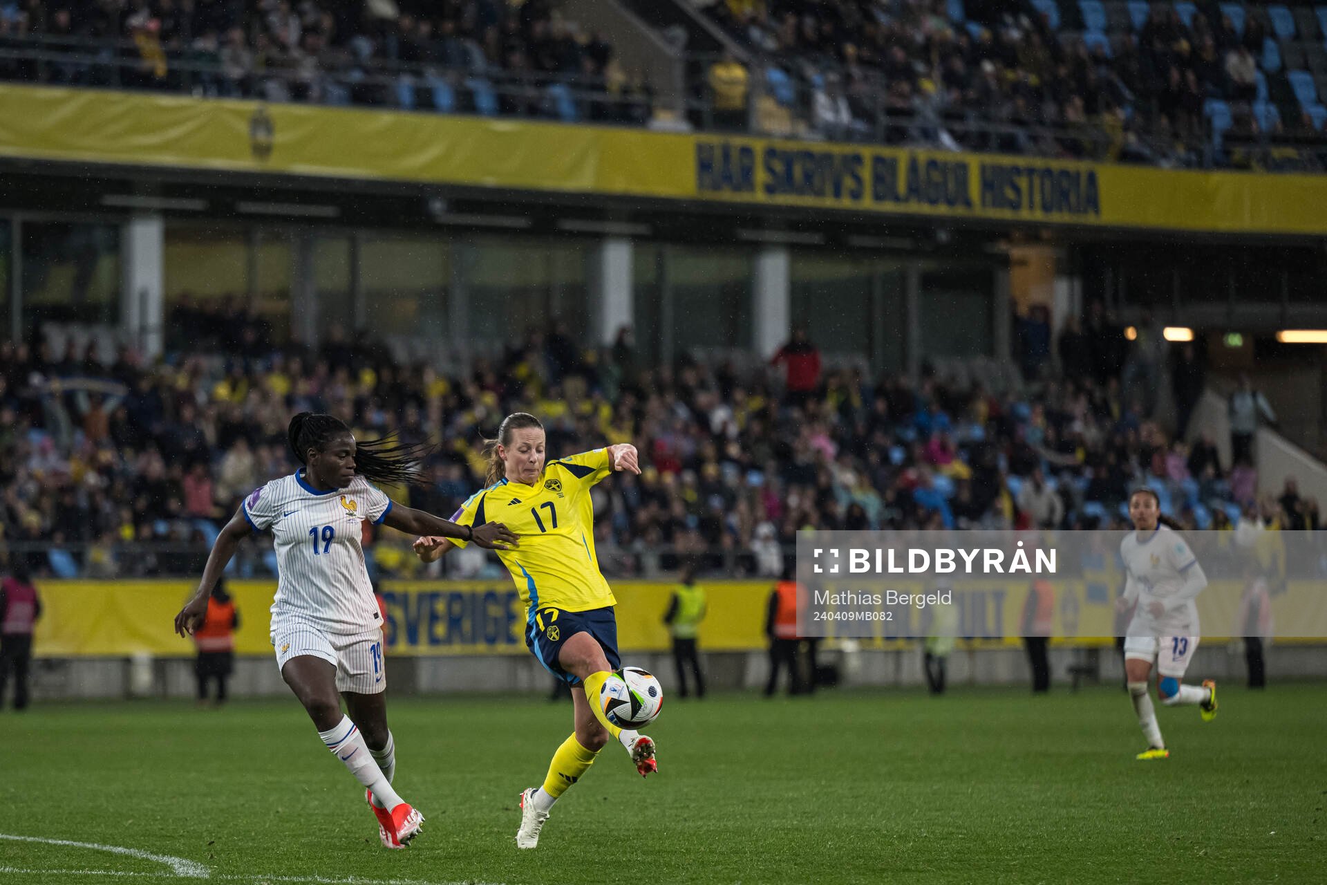 Griedge Mbock Bathy of France and Anna Anvegård of Sweden during the UEFA Women's Euro Qualifier football match between Sweden and France on April 9, 2024 in Gothenburg. 
