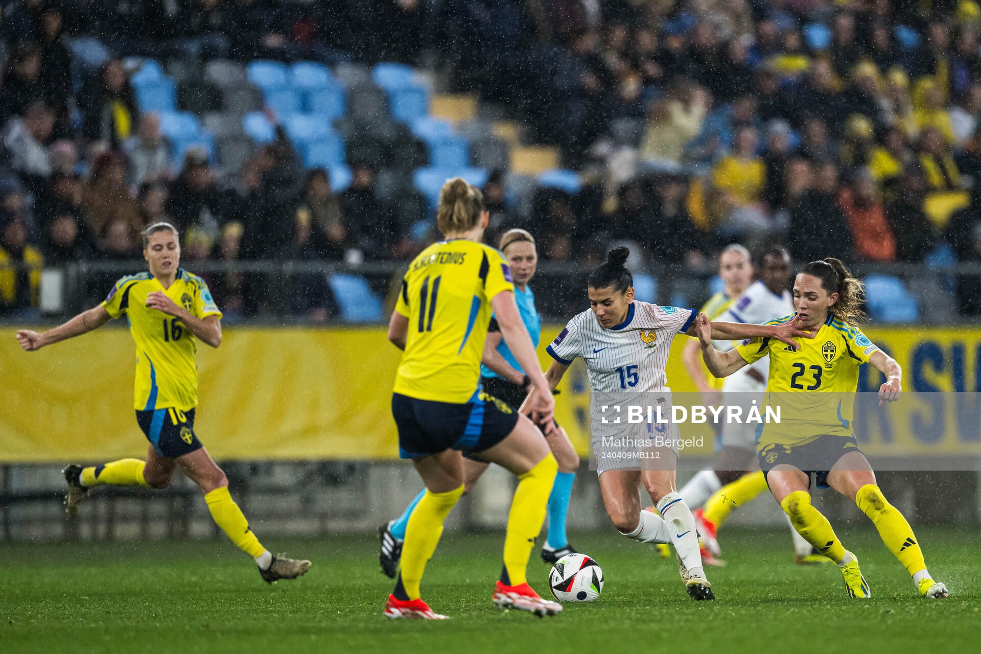 Kenza Dali of France and Elin Rubensson of Sweden