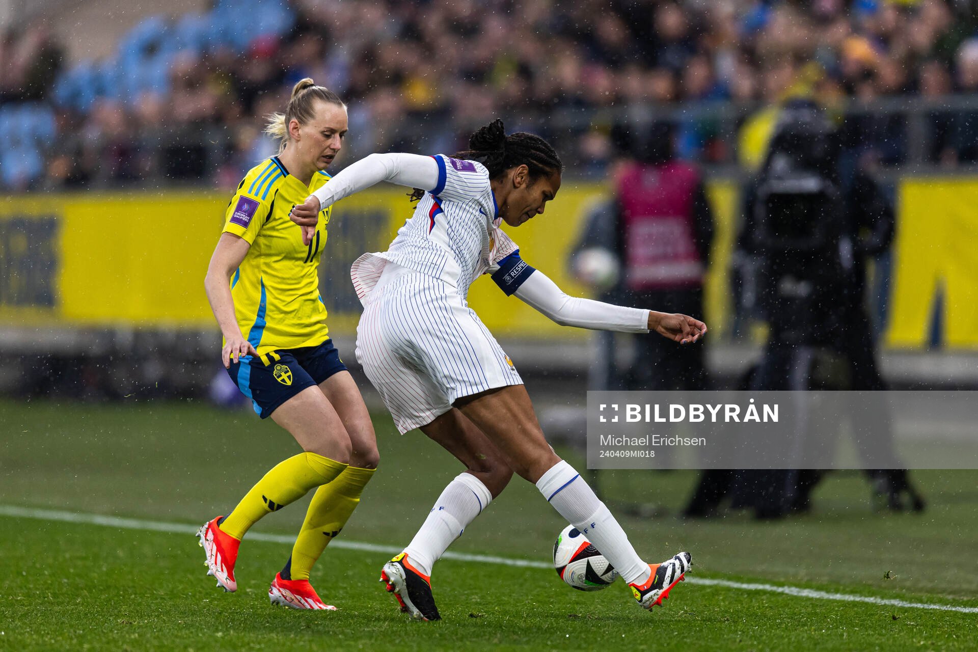 Stina Blackstenius of Sweden and Wendie Renard of France