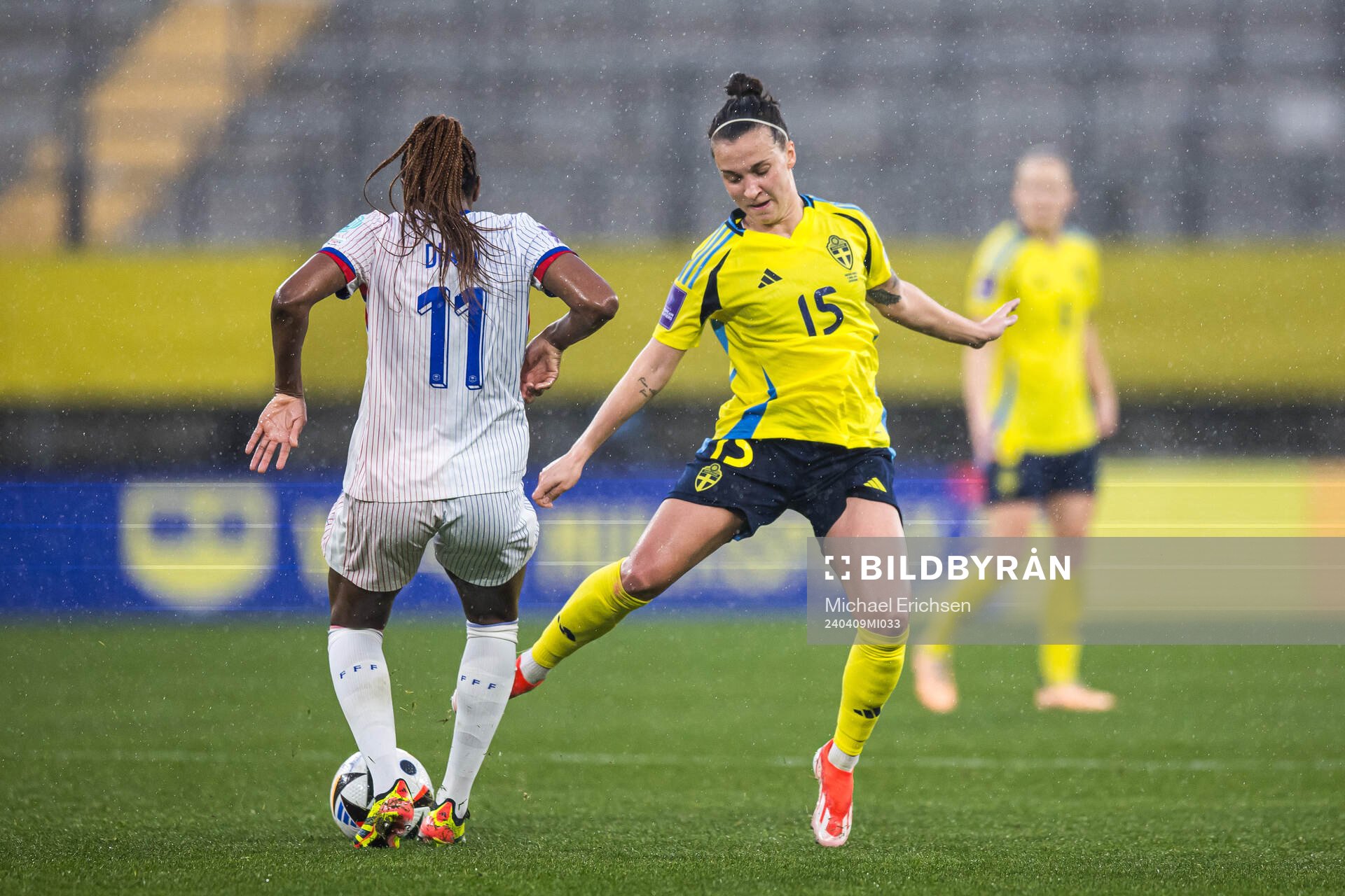 Kadidiatou Diani of France and Julia Zigiotti Olme of Sweden