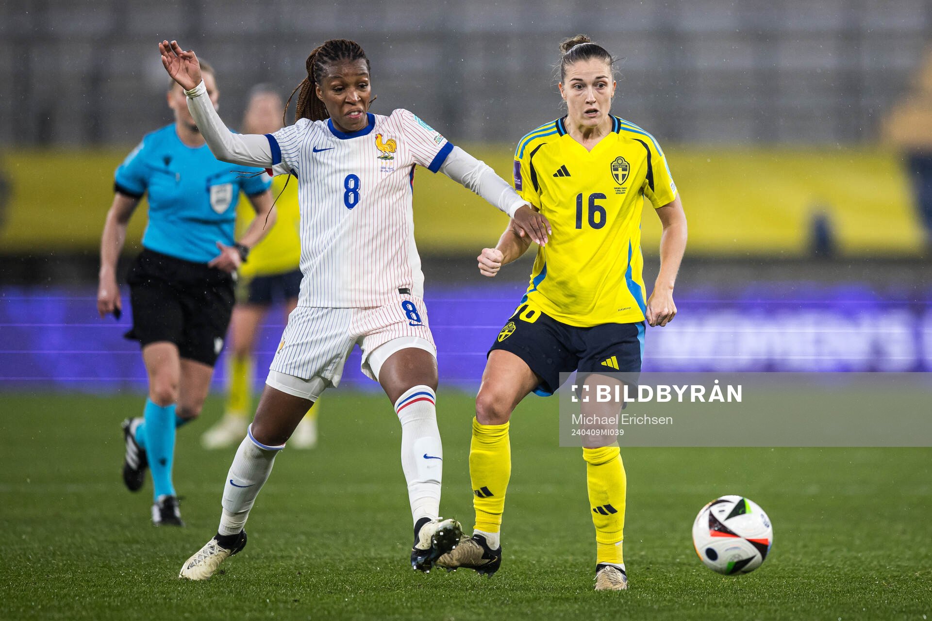 Grace Geyoro of France and Filippa Angeldahl of Sweden