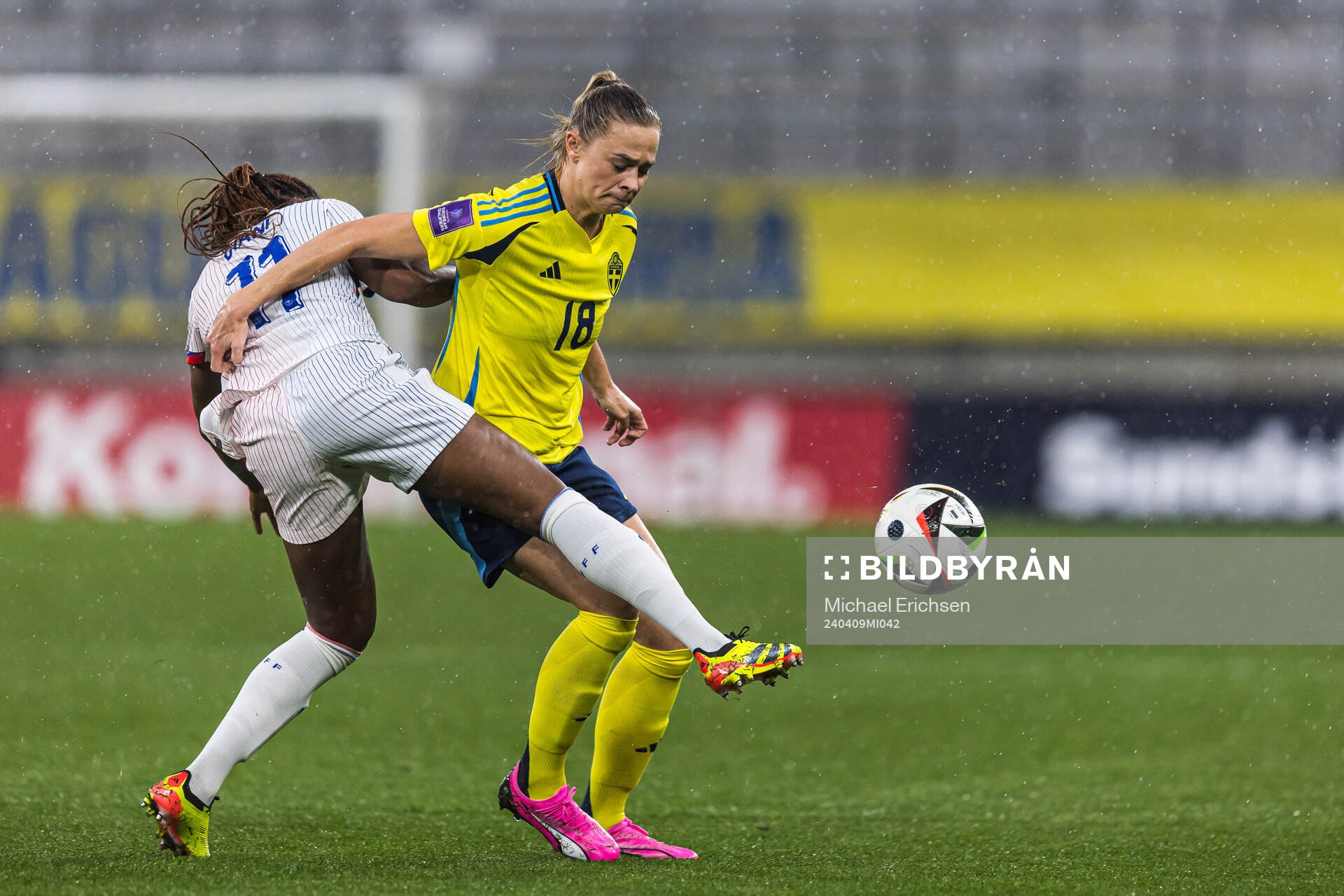 Kadidiatou Diani of France and Fridolina Rolfö of Sweden