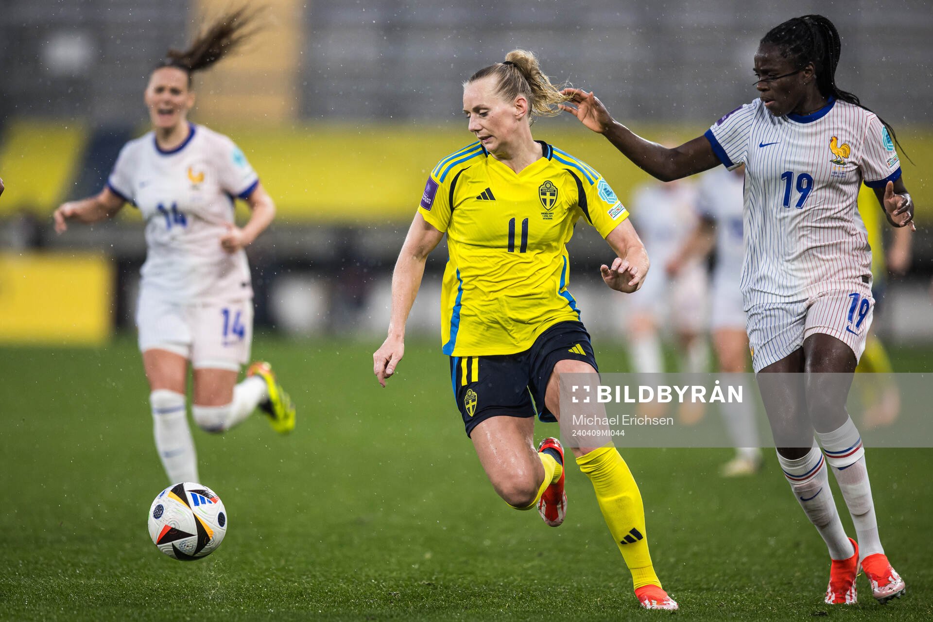 Stina Blackstenius of Sweden and Griedge Mbock Bathy of